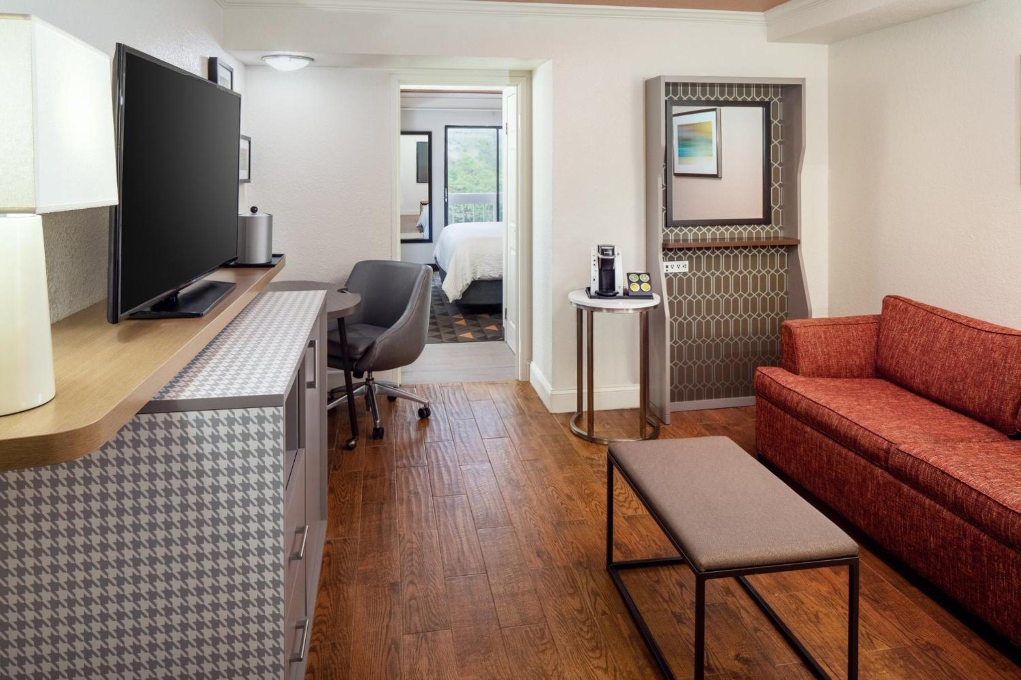 Standard King Room - Photo 6