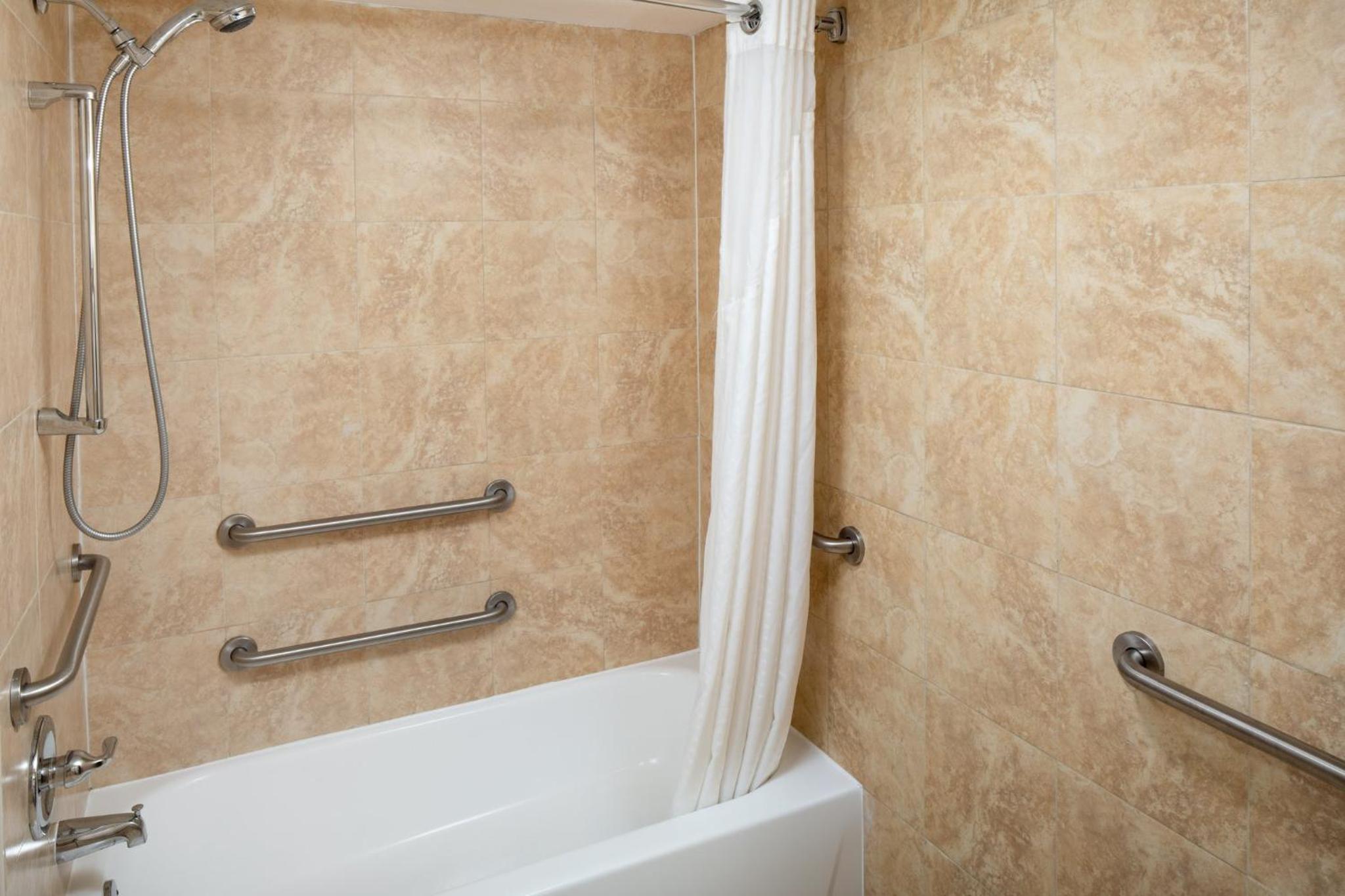 Queen Room - Hearing Accessible - Non-Smoking - Photo 4