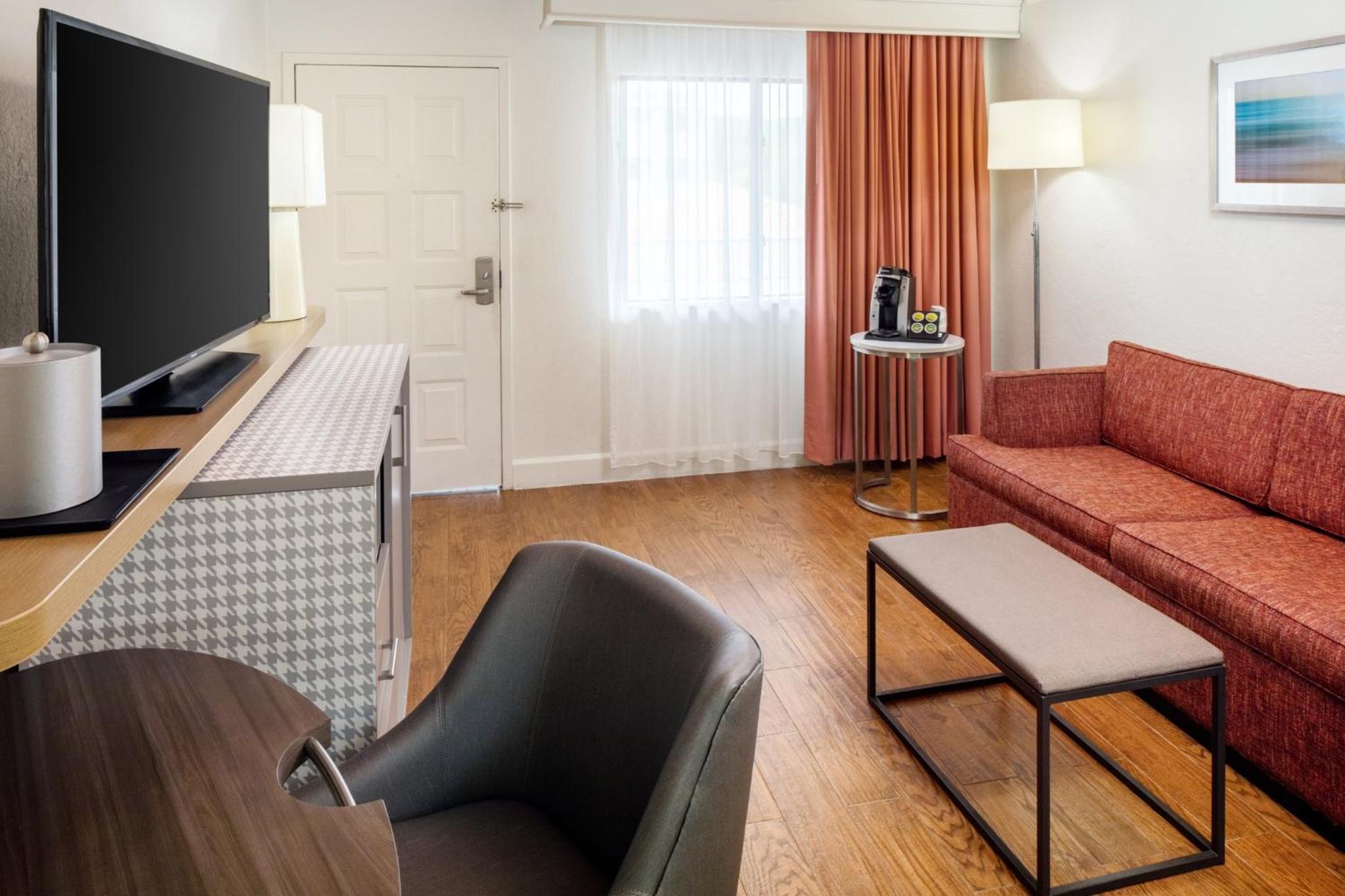 Standard King Room - Photo 5