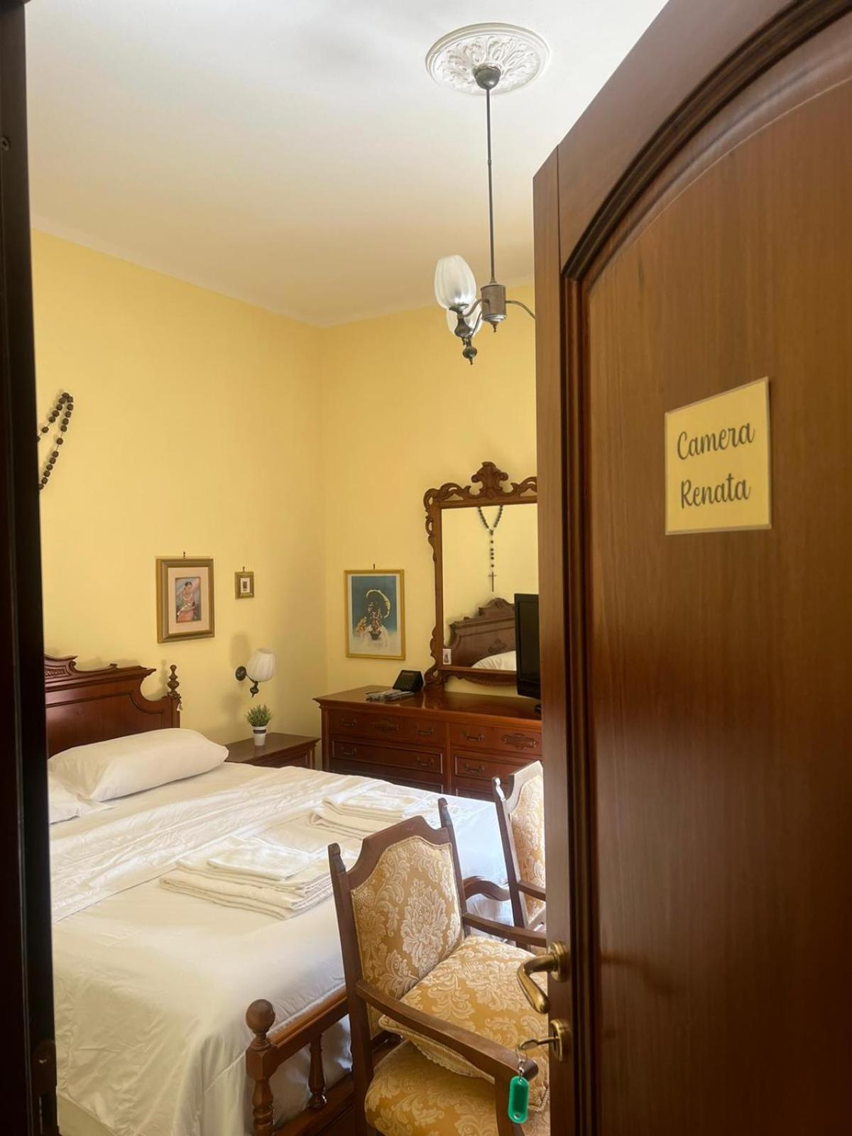 Double Room with Shared Bathroom photo 1