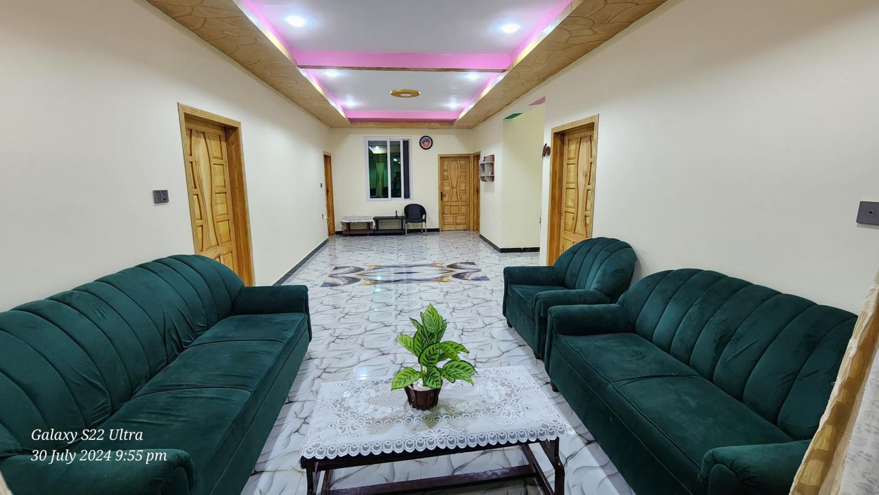 Four-Bedroom Apartment with Balcony  photo 1