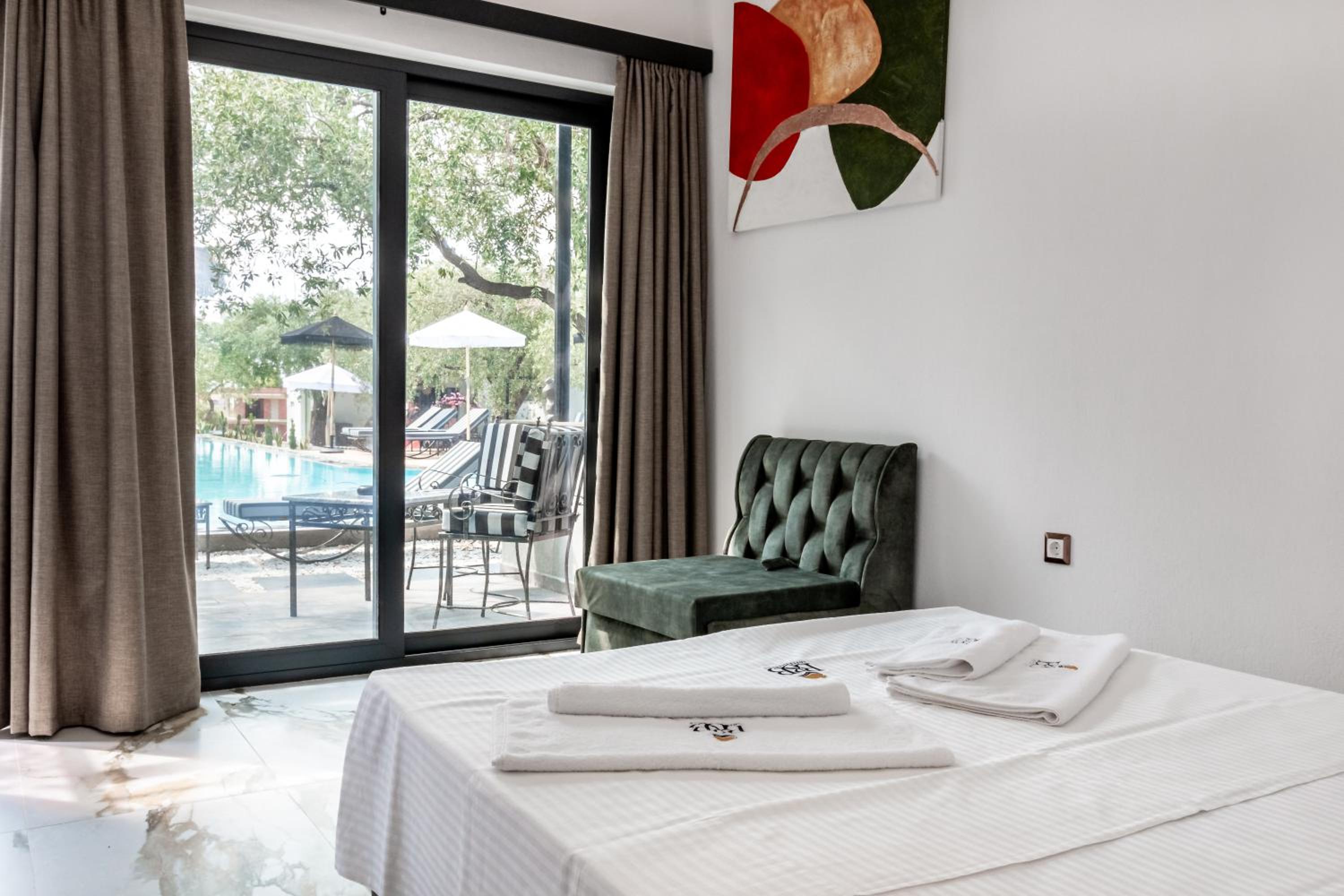 Deluxe Double Room with Pool View photo 3