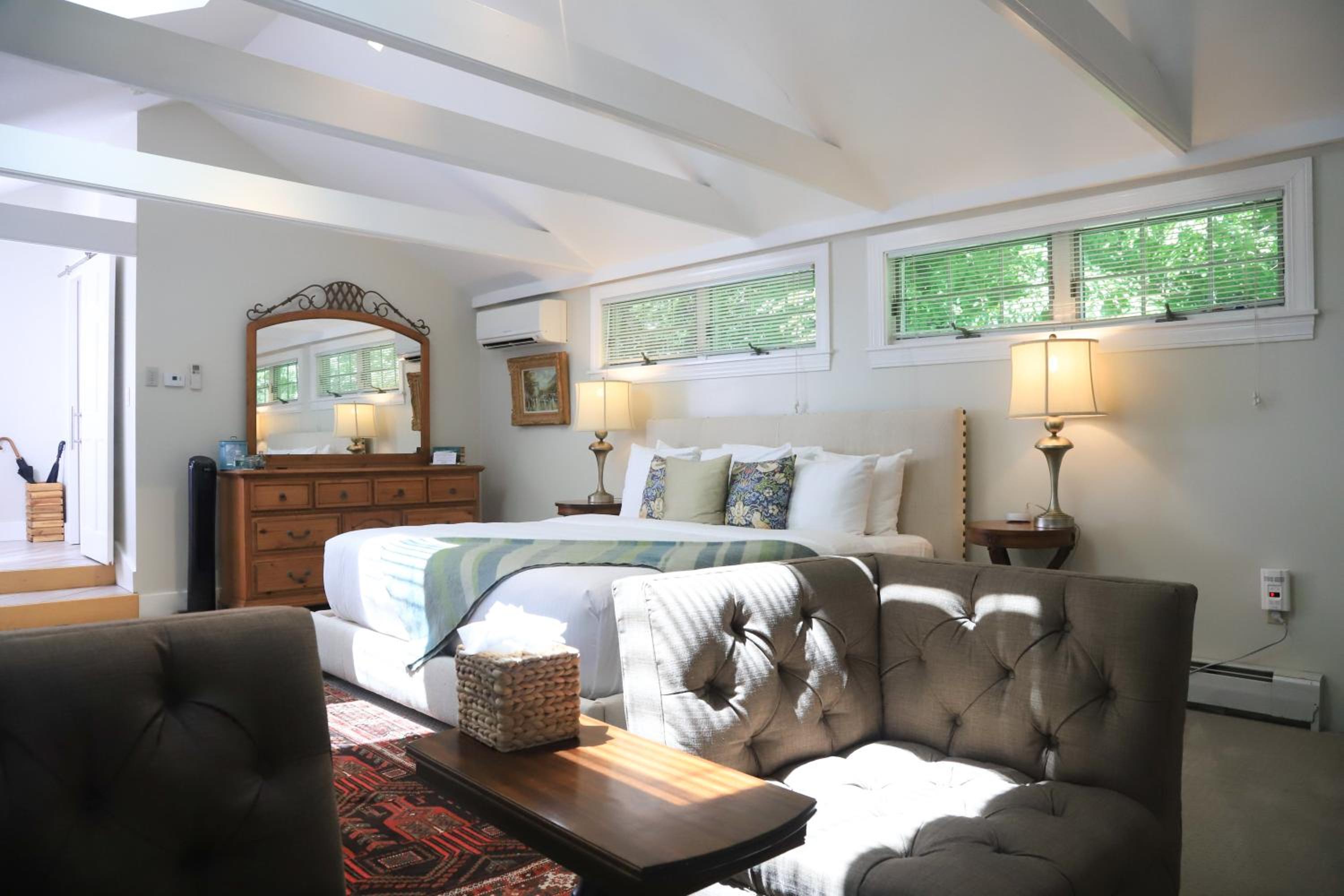 Queen Suite - Photo 10