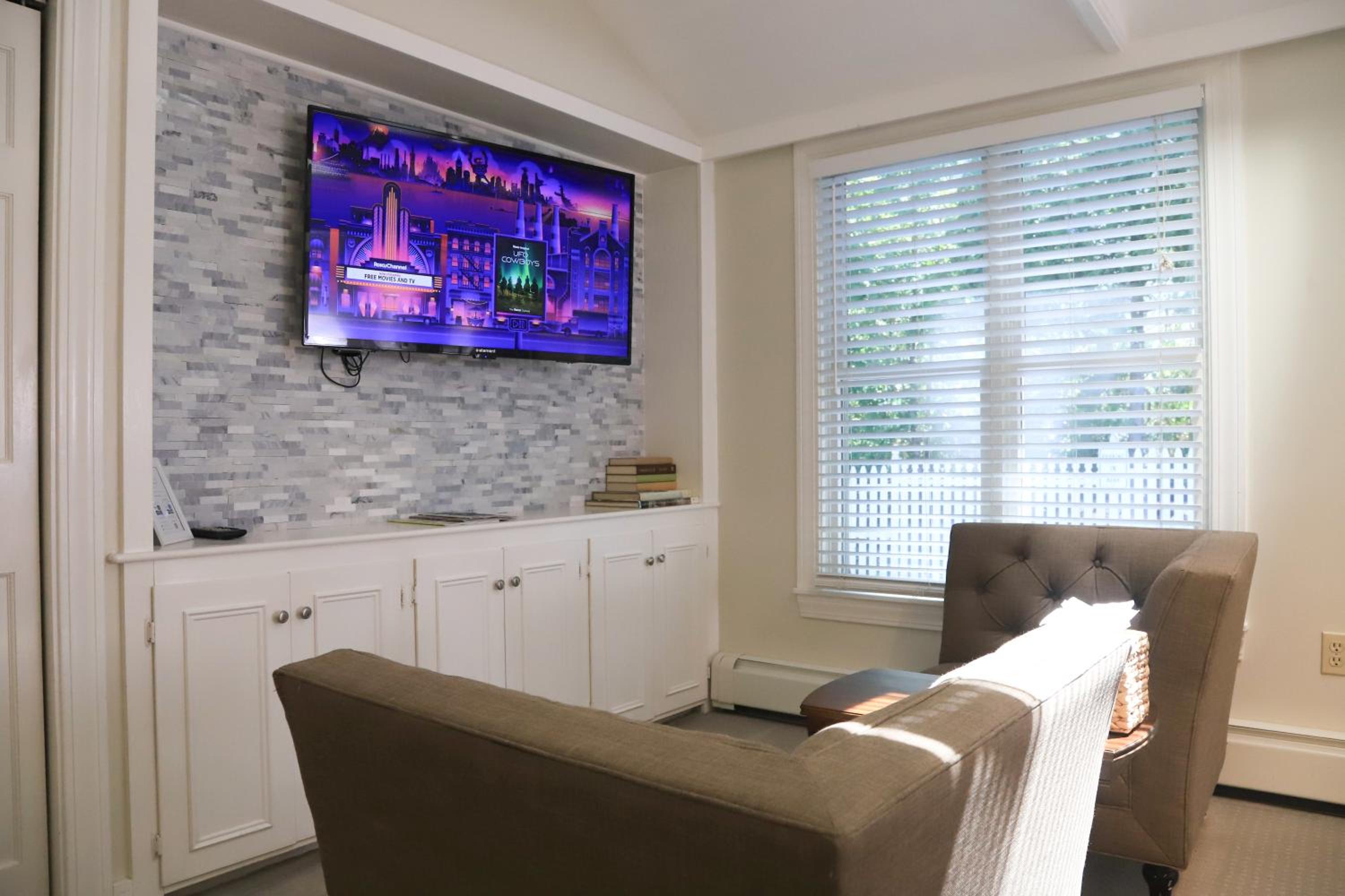 Queen Suite - Photo 15