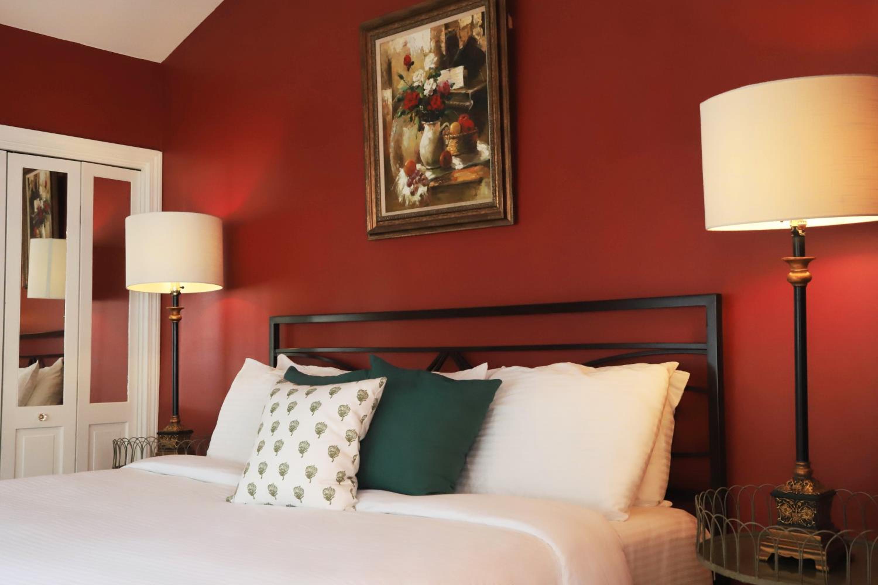 Queen Suite - Photo 11