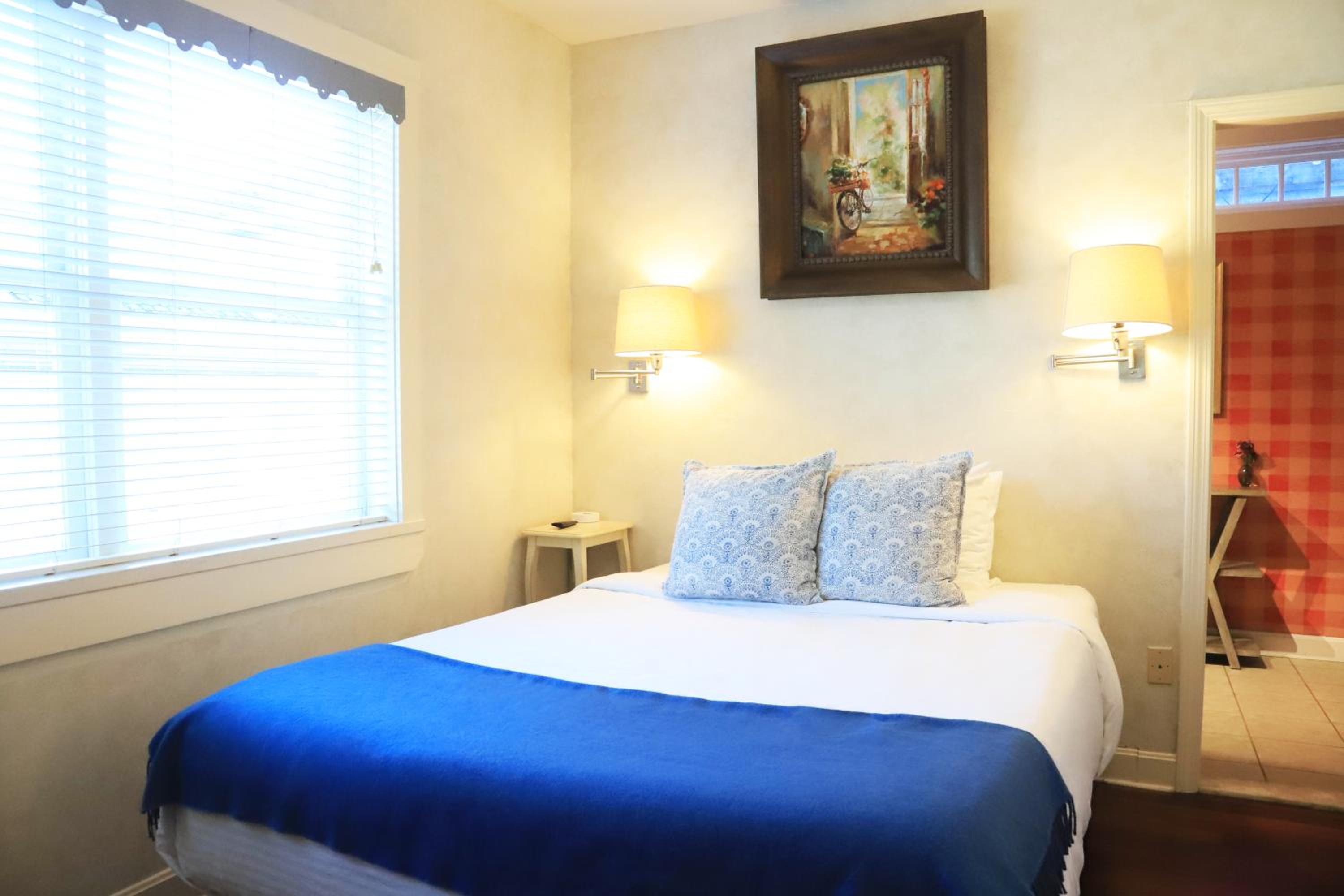 Queen Suite - Photo 12
