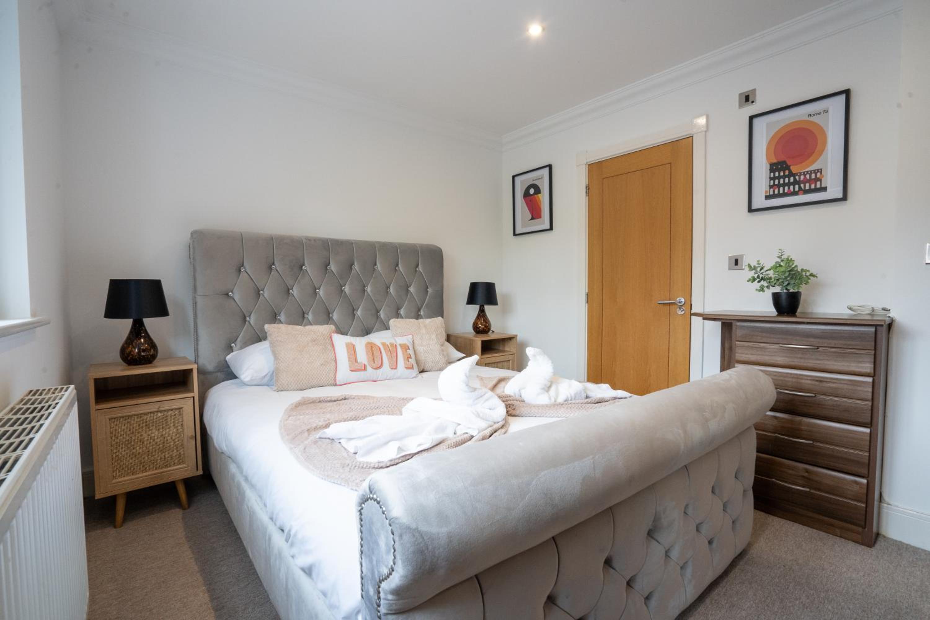 Five-Bedroom House photo 1