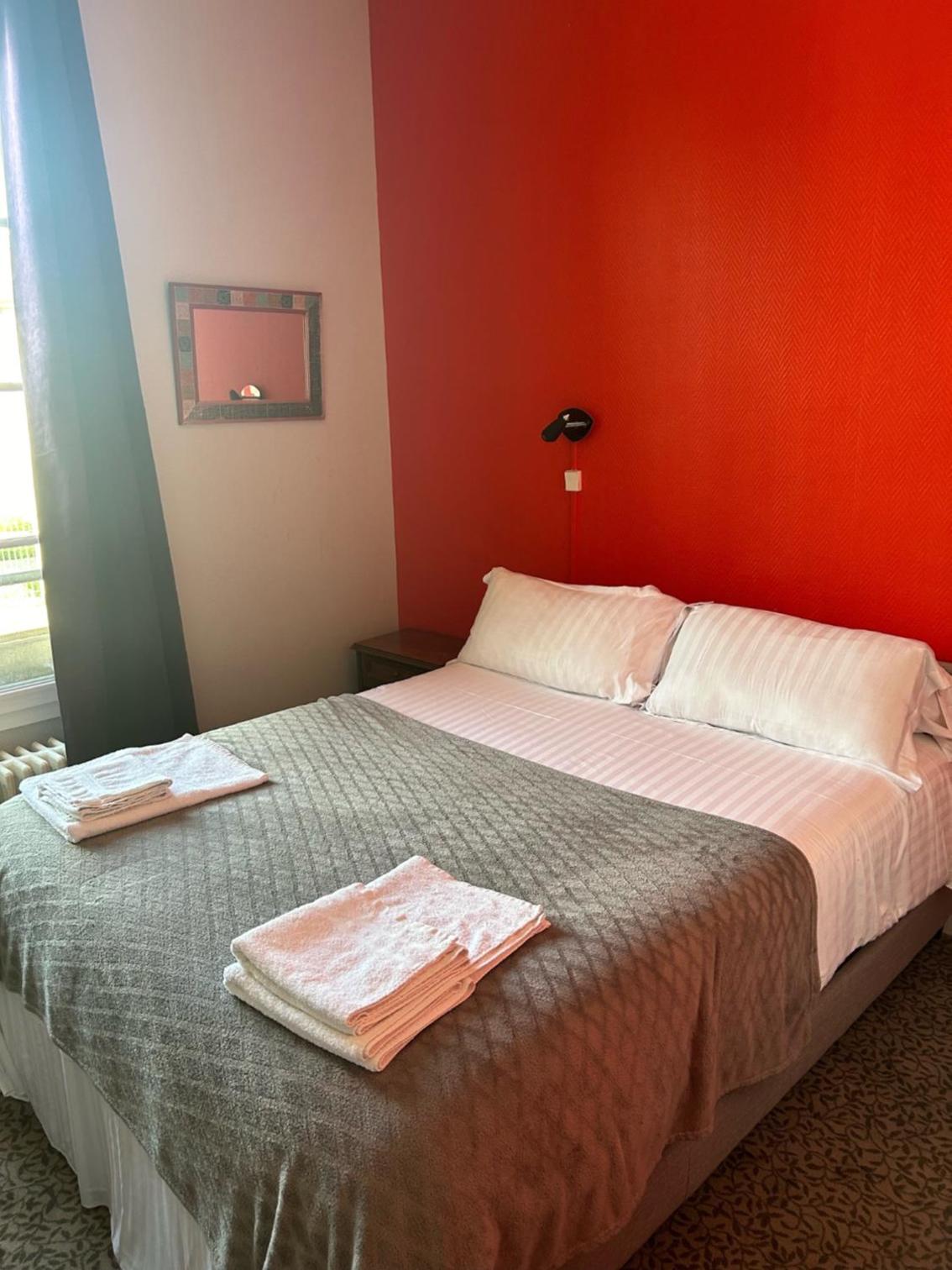 Double Room with Private Bathroom - Photo 2