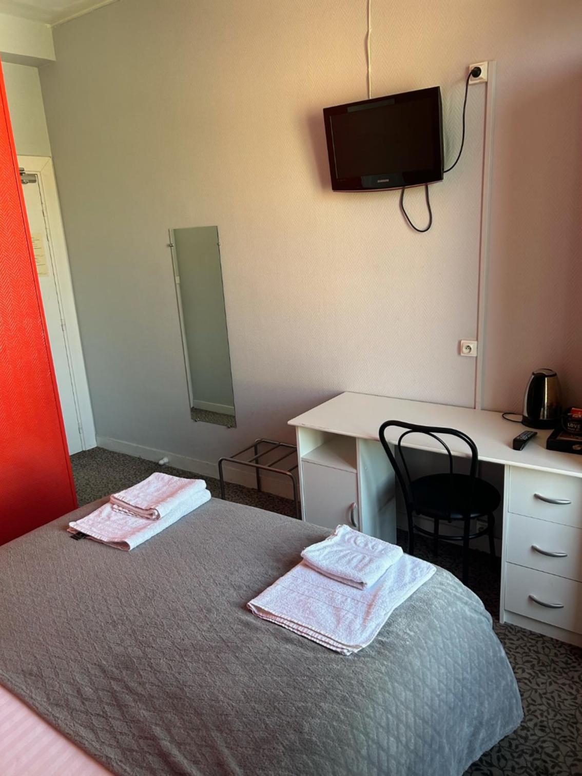Double Room with Private Bathroom - Photo 6
