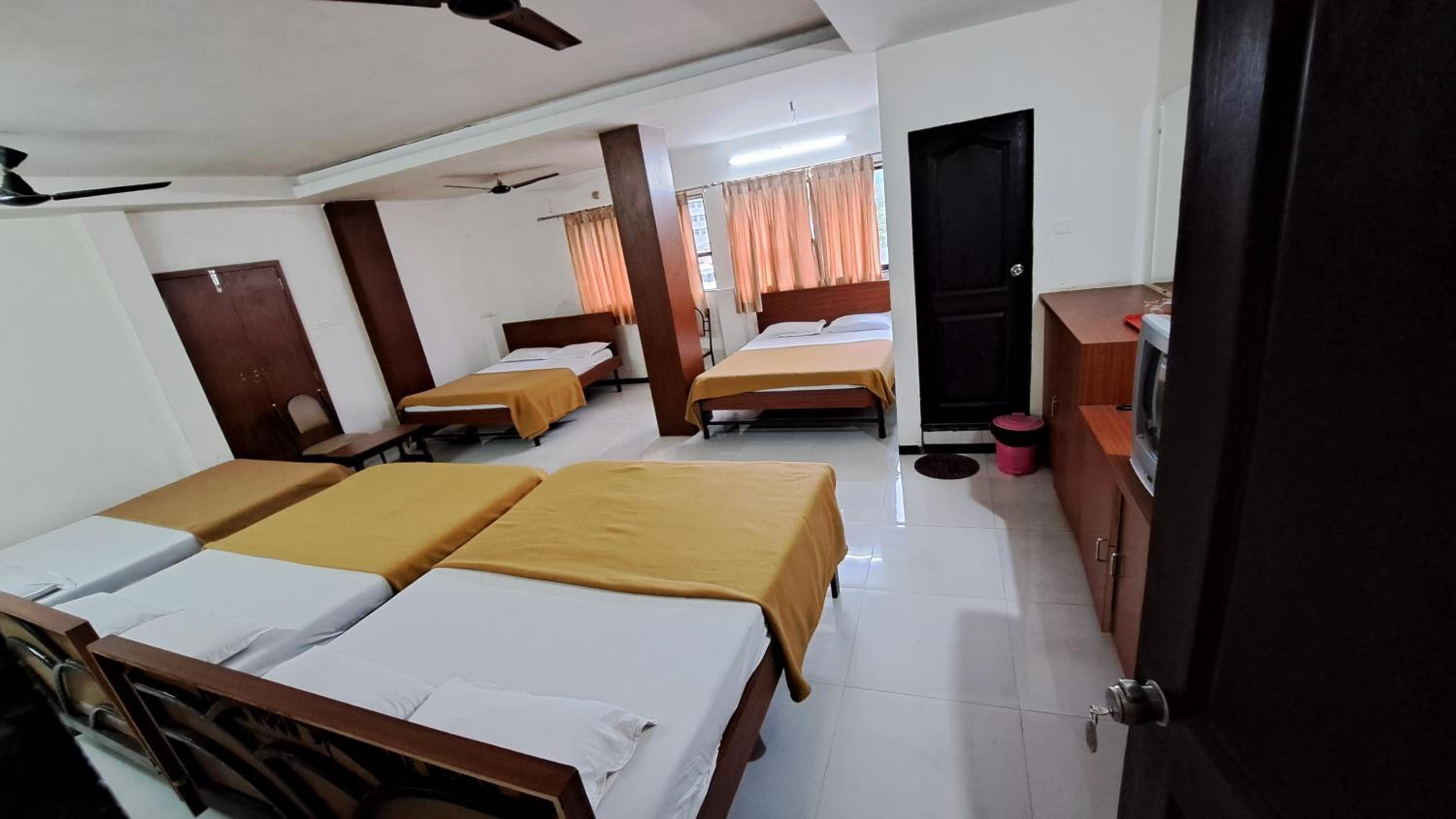 8-Bed Mixed Dormitory Room photo 2