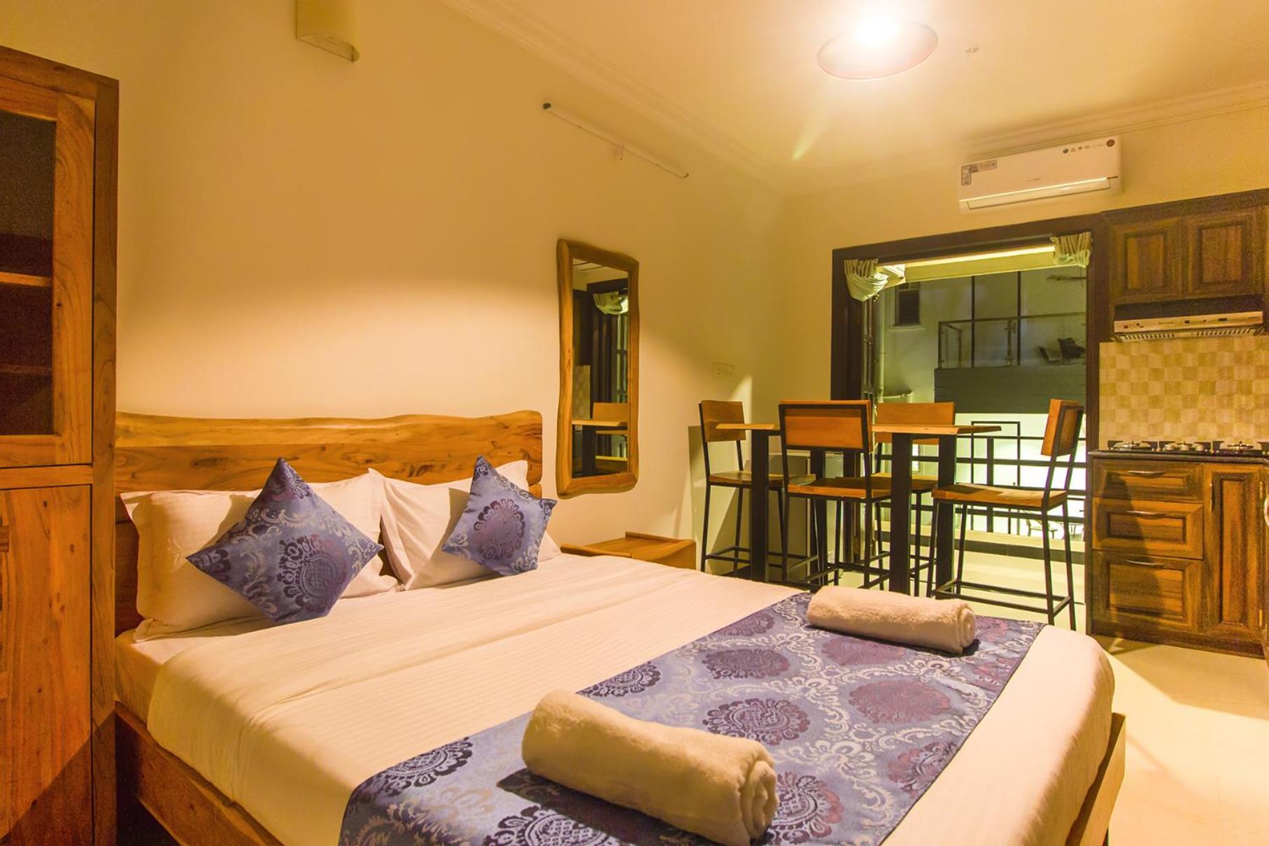 Studio Apartment with Balcony photo 3