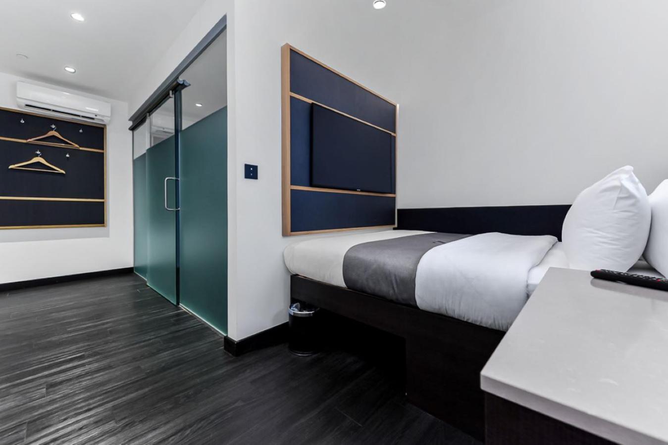 Queen Room - Disability Access photo 3