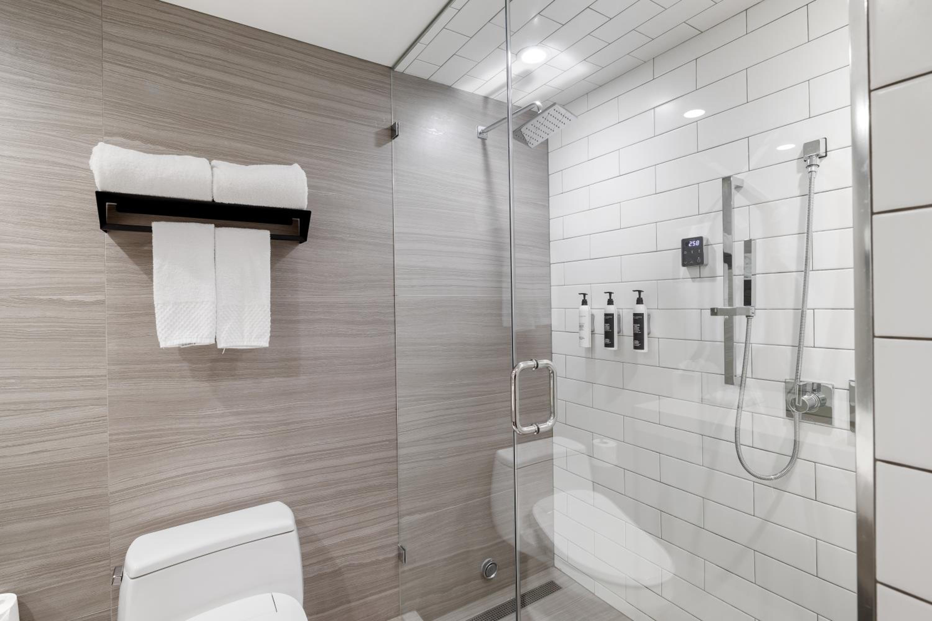 Deluxe King Room - Photo 5