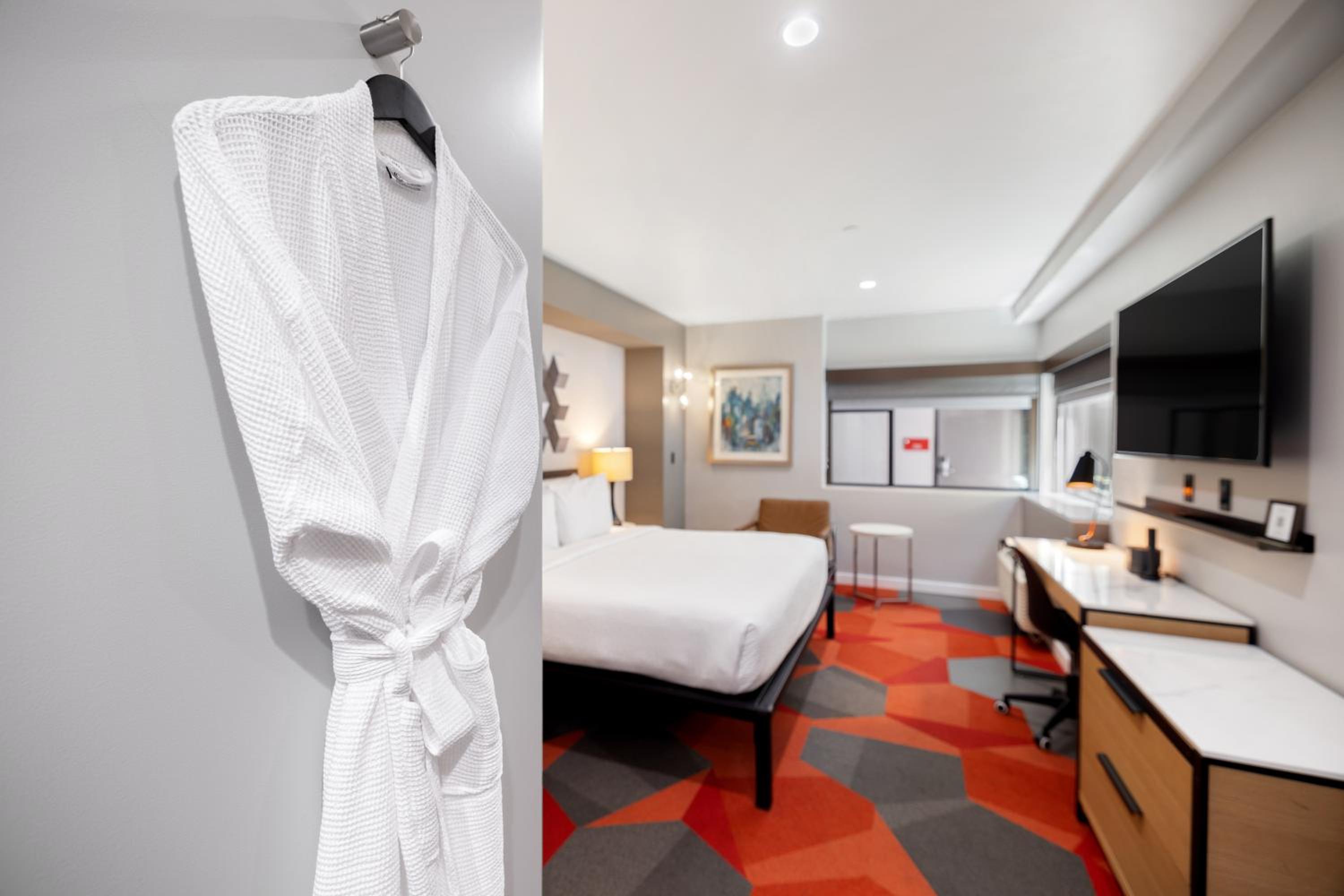 Deluxe King Room - Photo 7