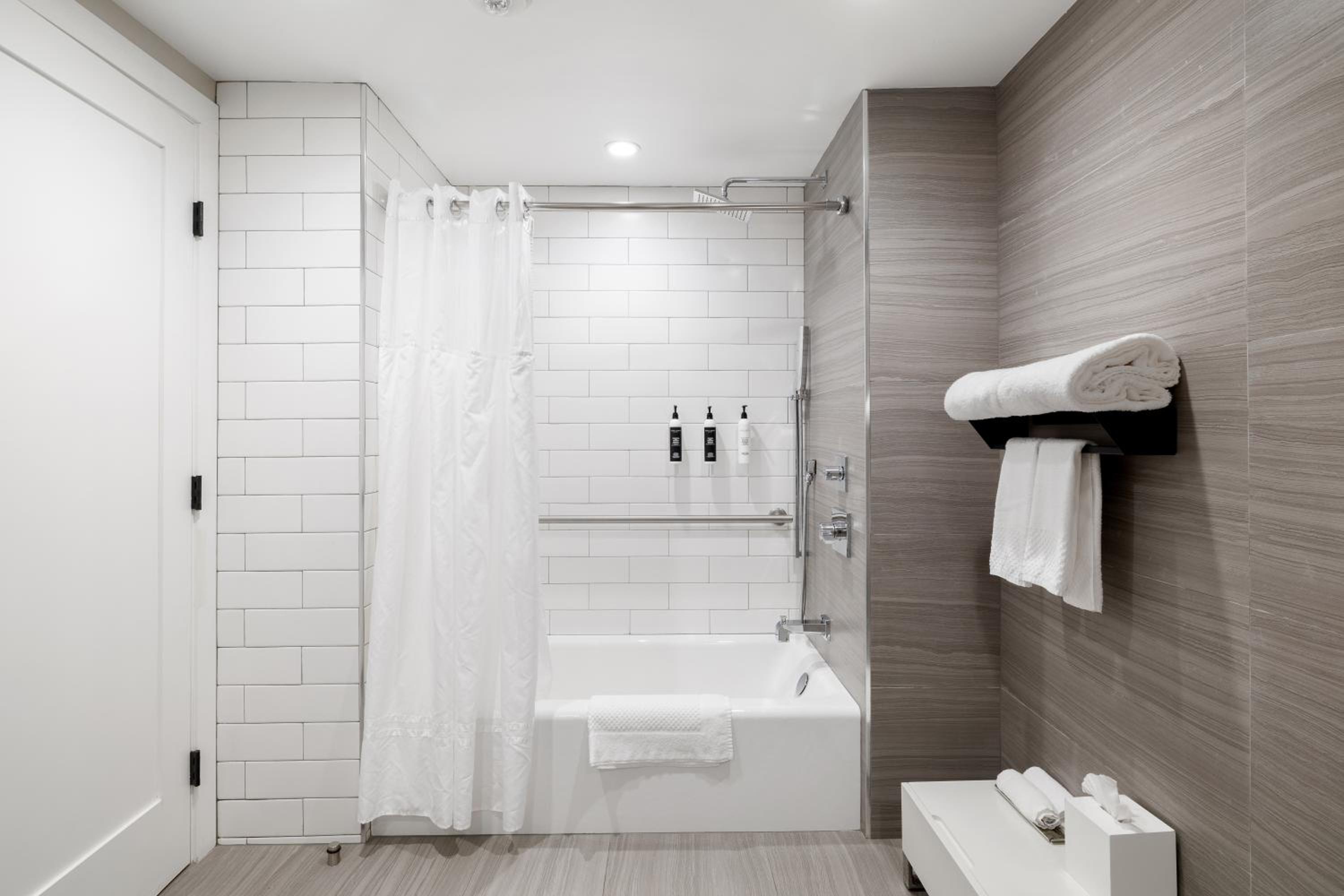 Queen Room with Bath Tub - Disability Access