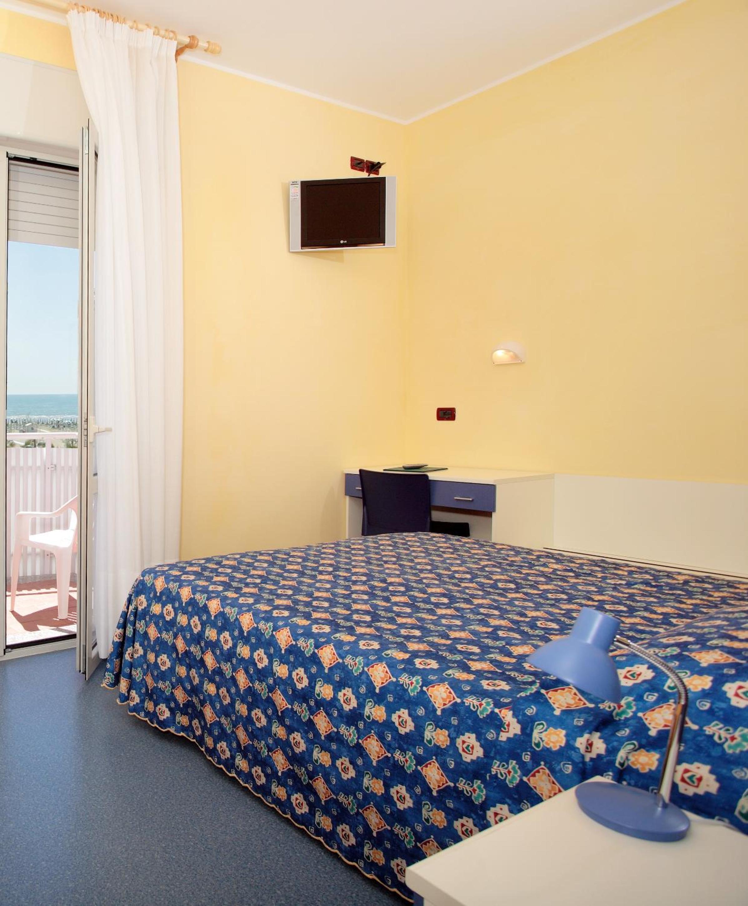 Superior Triple Room with Balcony - Photo 2