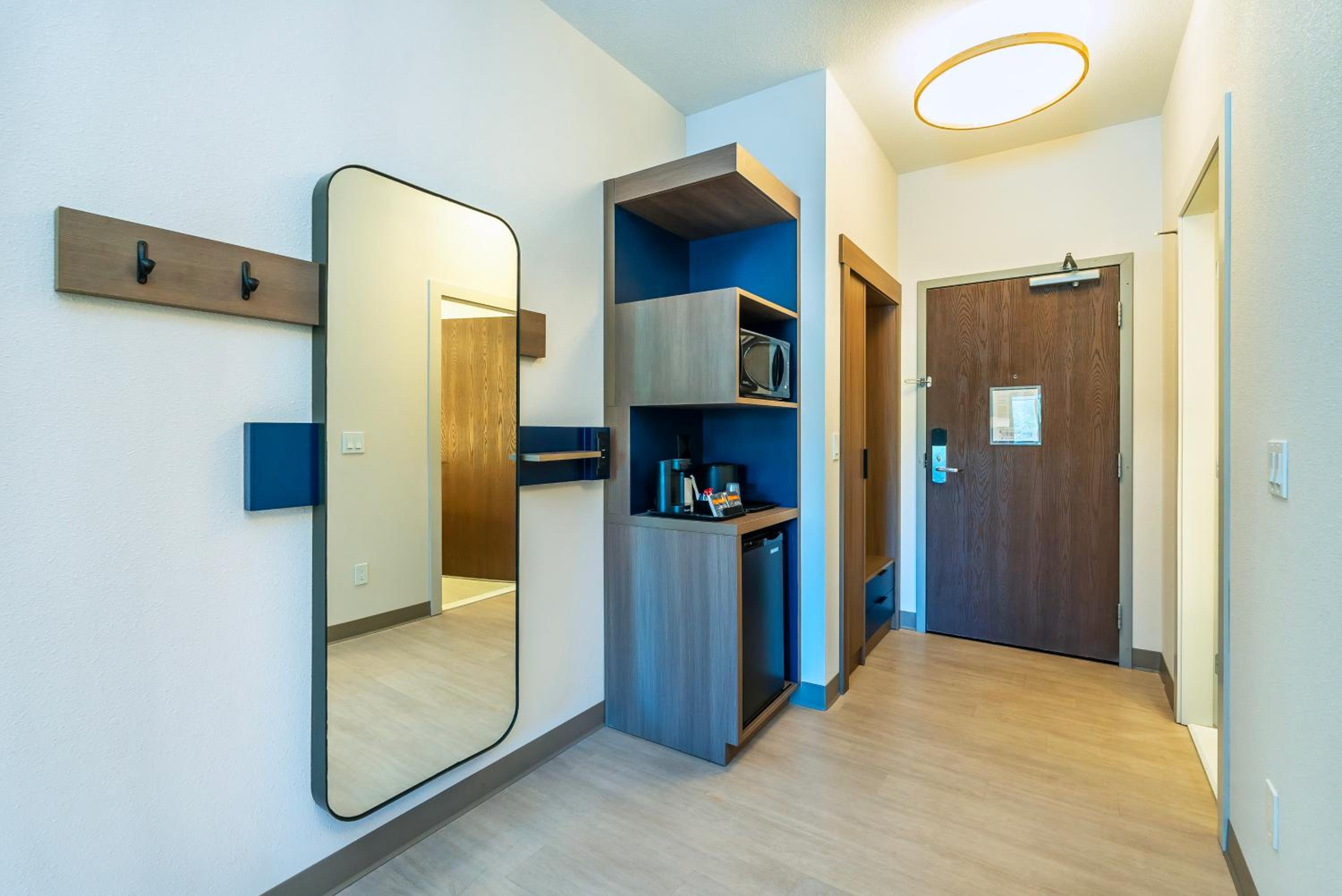Premier One Bedroom Suite - Photo 9