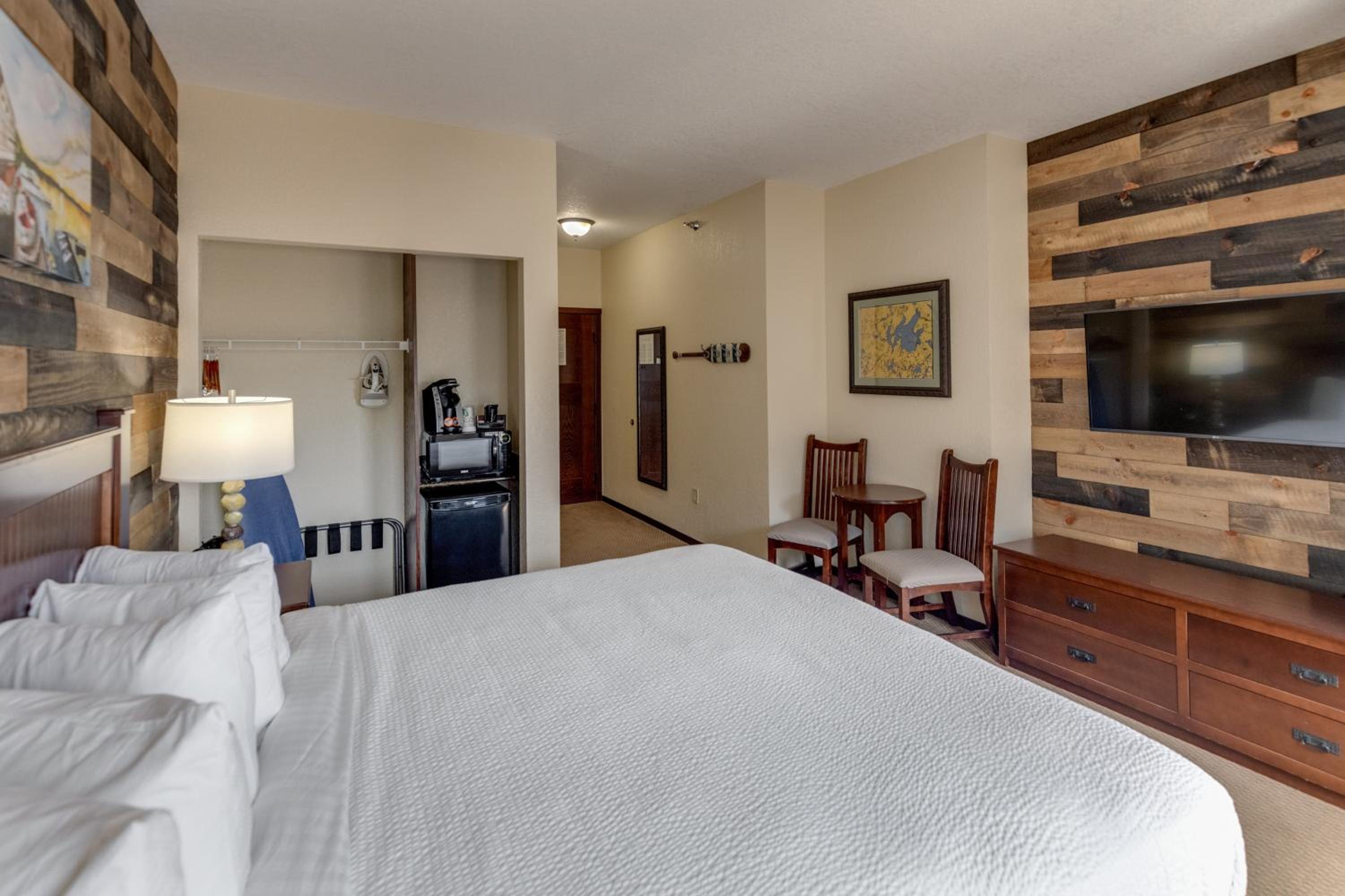 King Lakeside Room - Photo 1