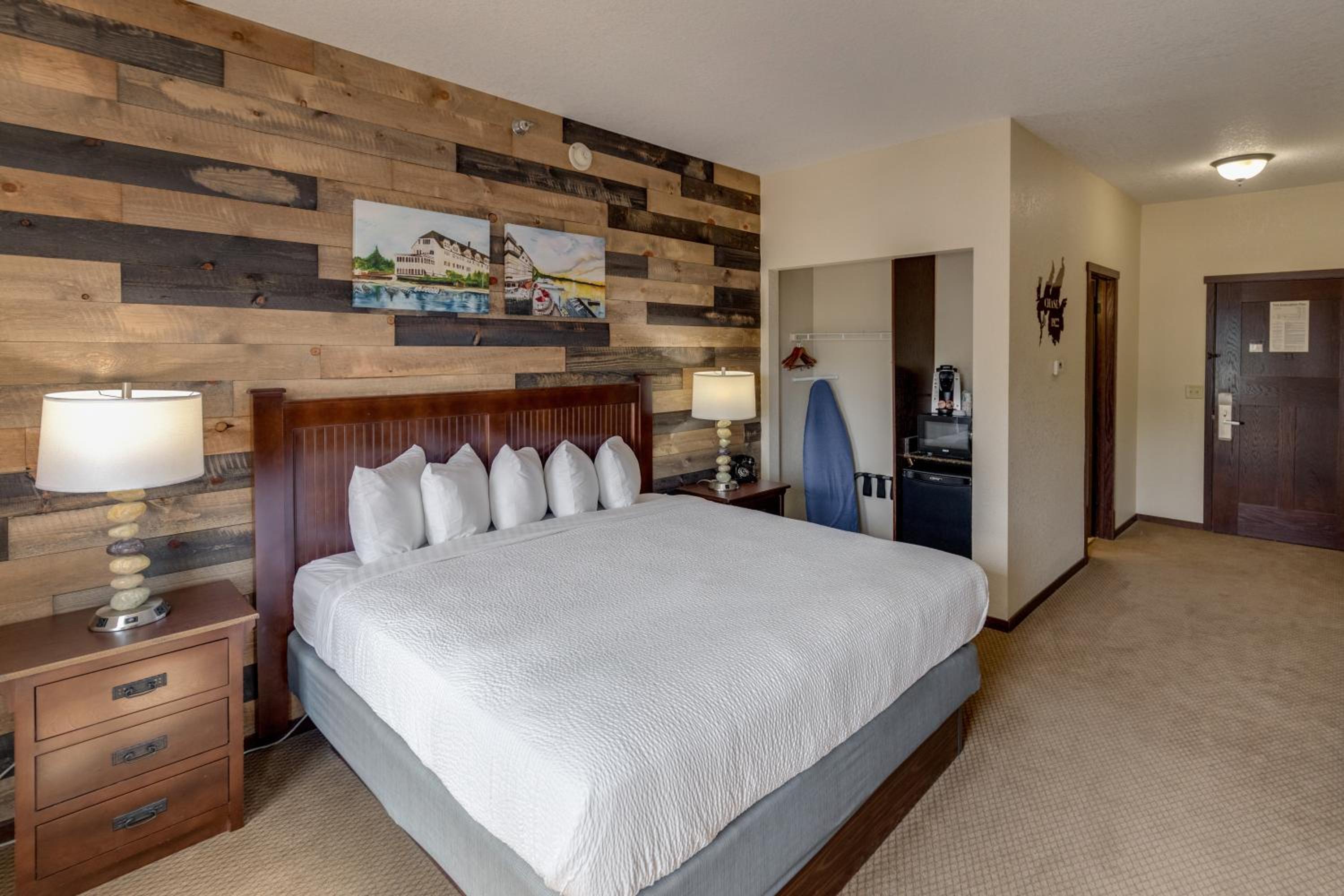 King Lakeside Room - Photo 2