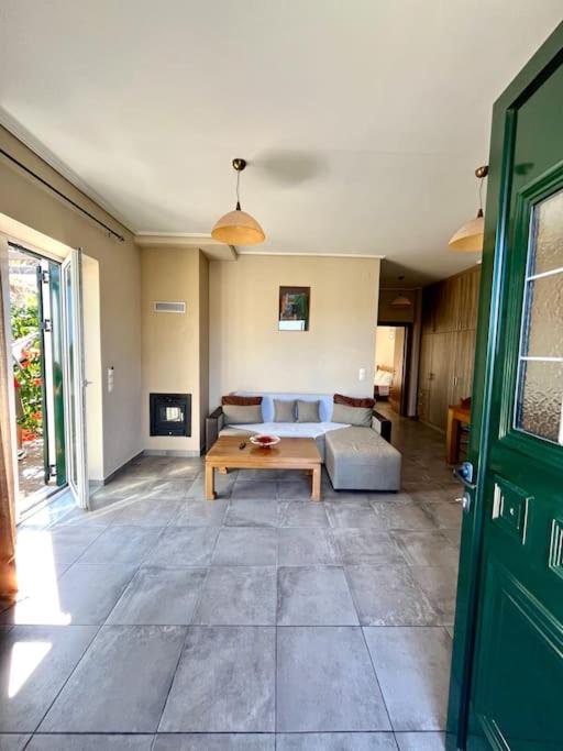 One-Bedroom Apartment With Balcony And Mountain View  