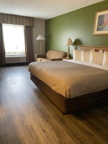 King Room with Sofabed - Photo 1