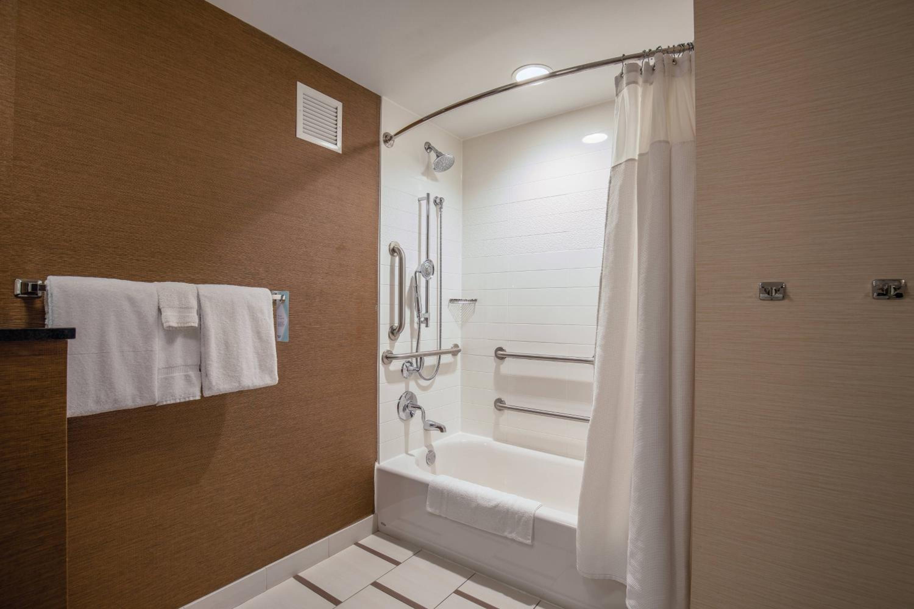 King Room with Adapted Tub - Mobility and Hearing Accessible thumbnail 6