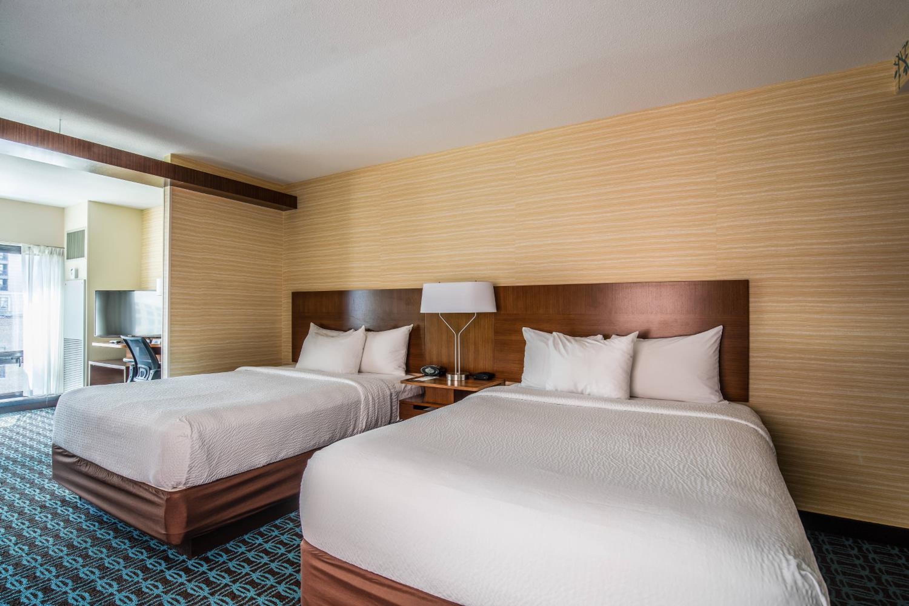 Queen Room with Two Queen Beds thumbnail 5