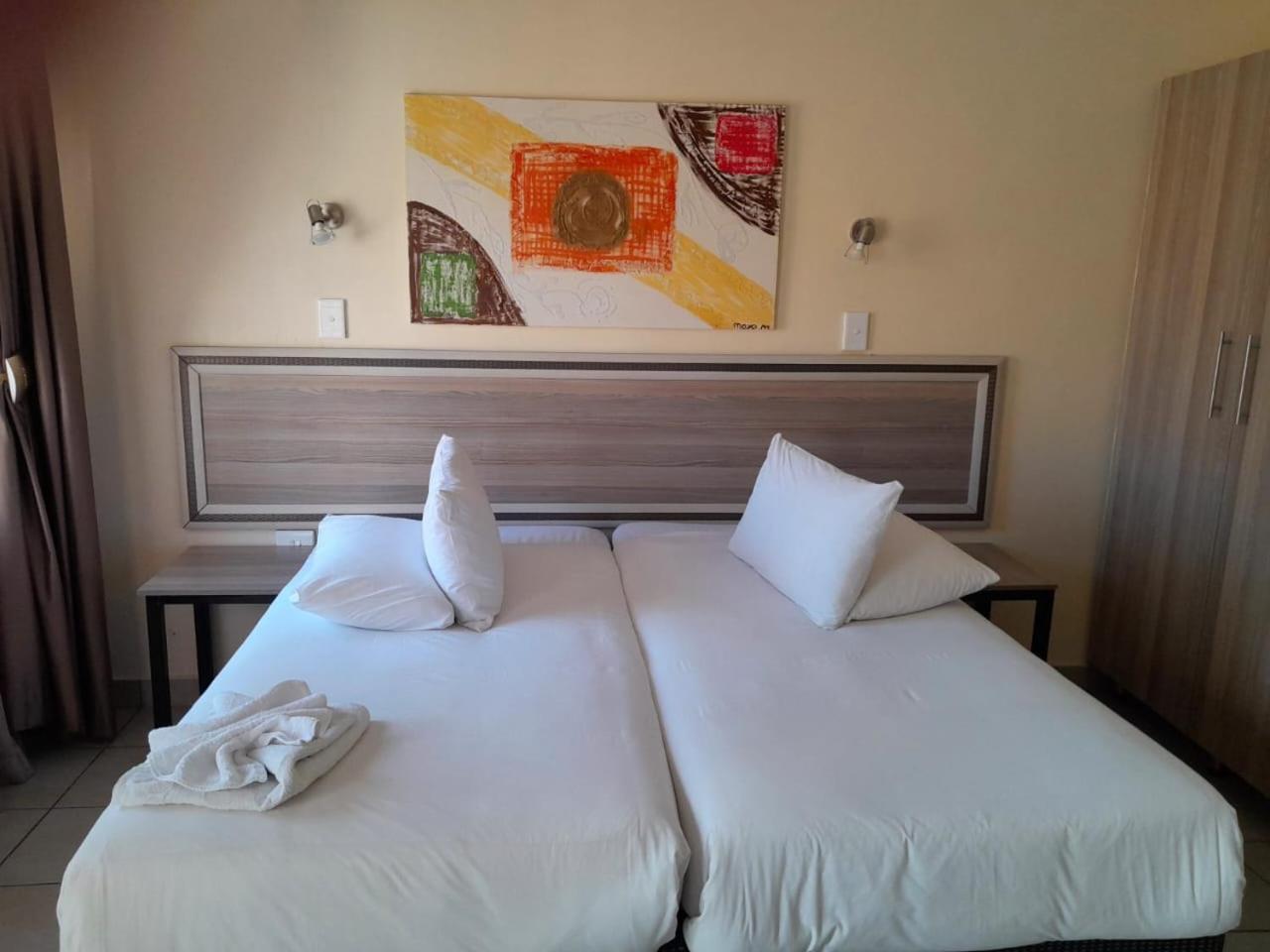 Twin Room - Photo 2