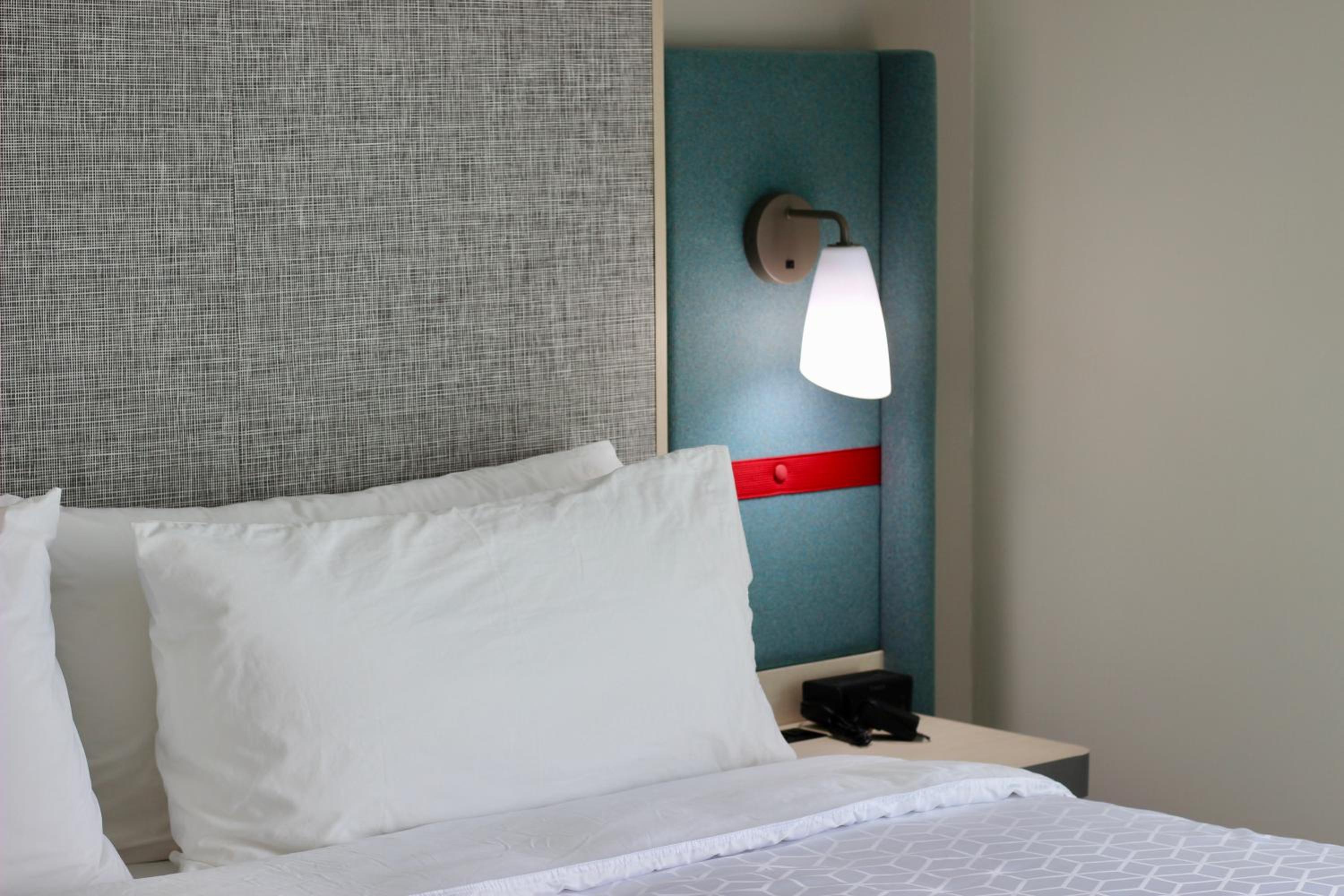 King Room - Mobility Accessible  - Photo 2