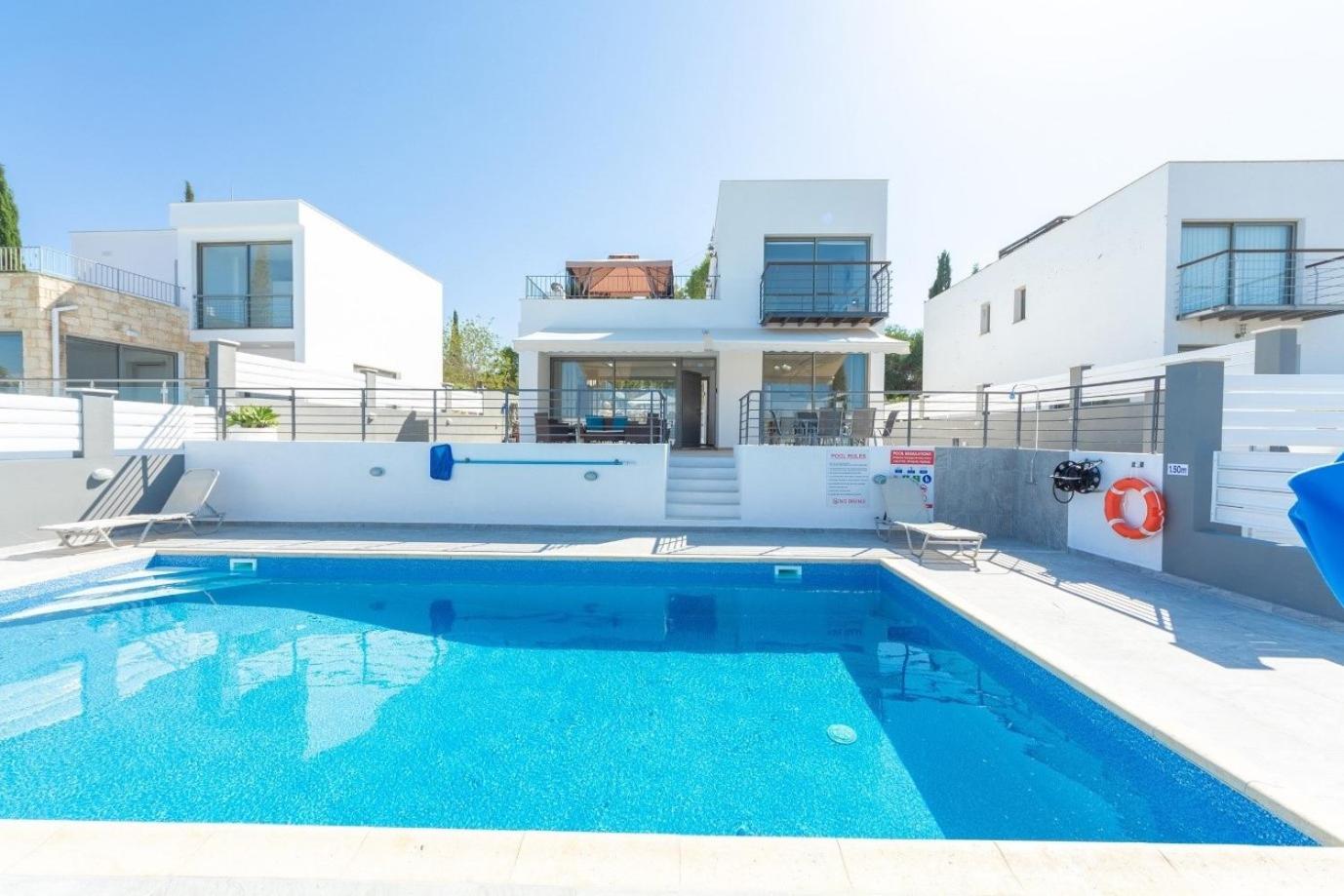 Three-Bedroom Villa photo 2