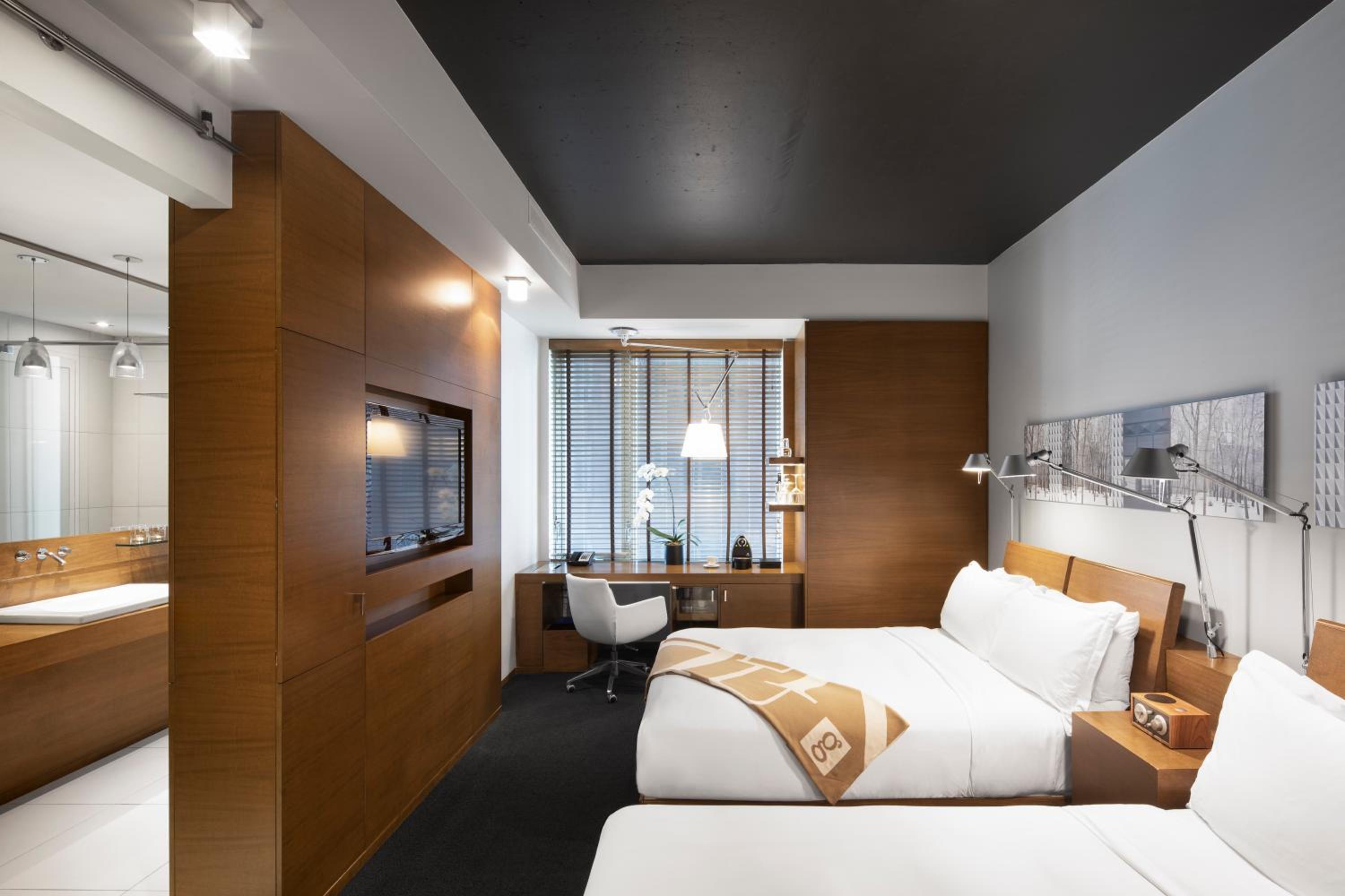 Classic Queen Room with Two Queen Beds - Photo 2