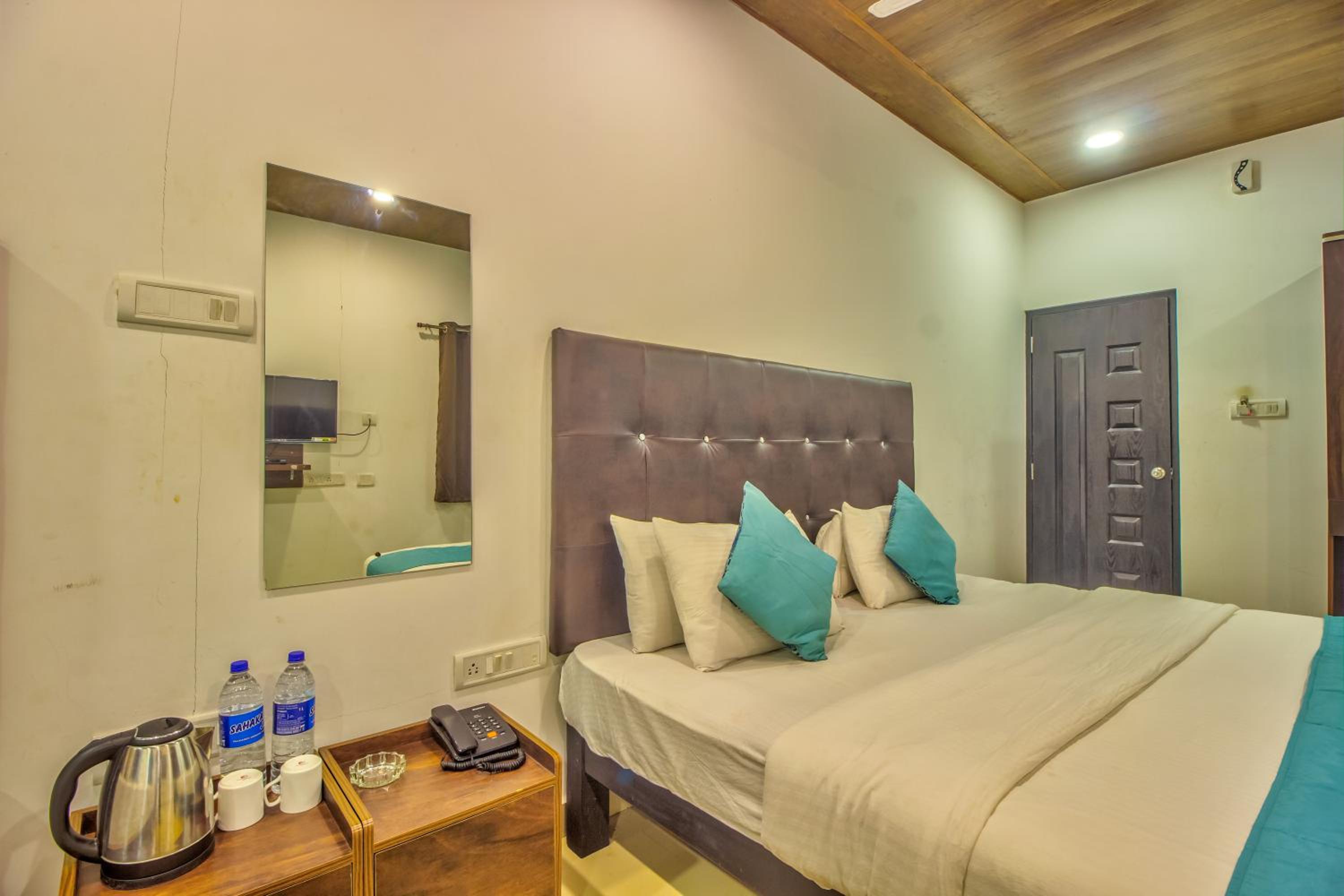 Deluxe Double Room (2 Adults + 1 Child)