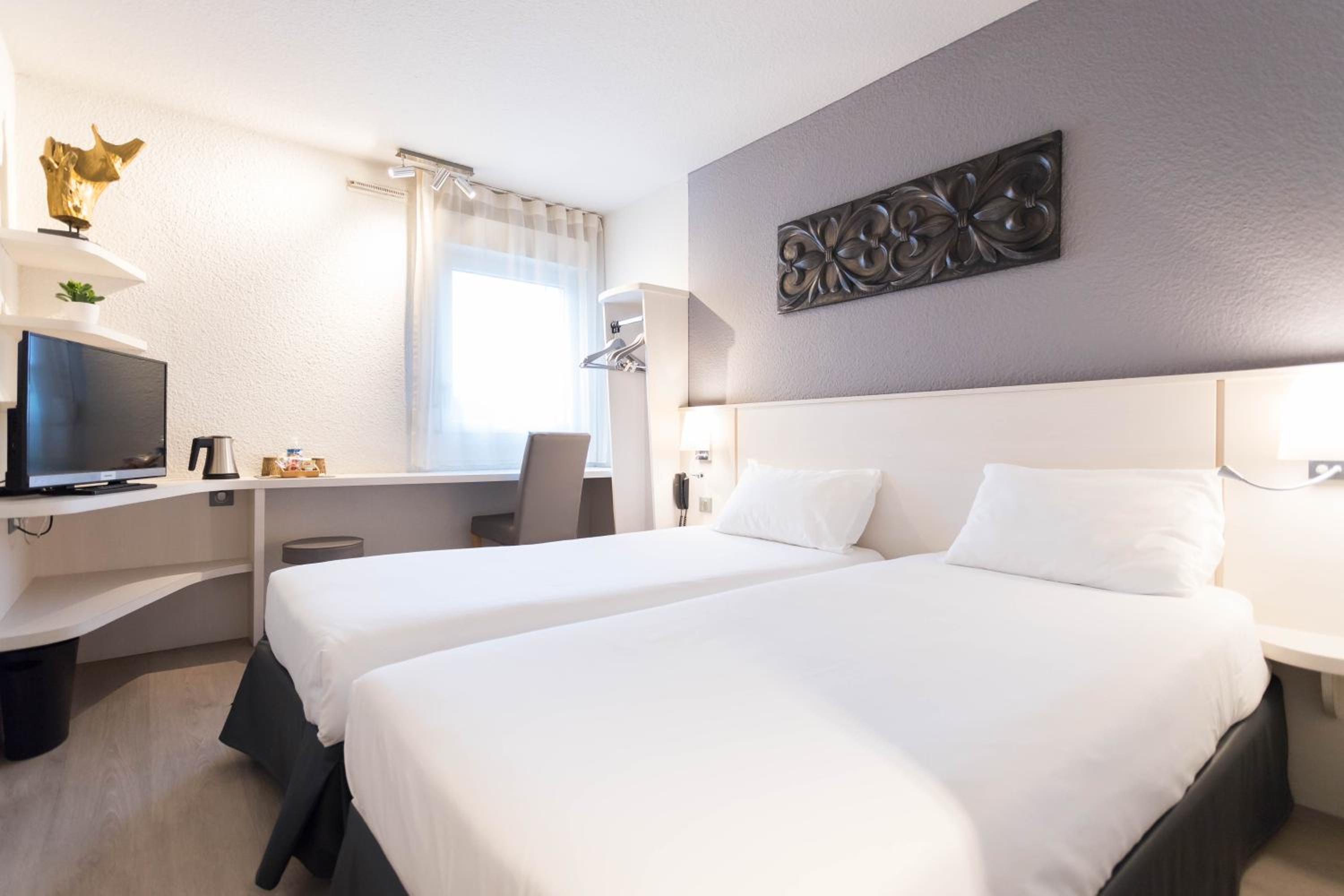 Twin Room - Photo 3