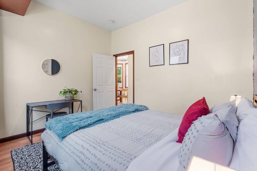 Six-Bedroom House photo 3