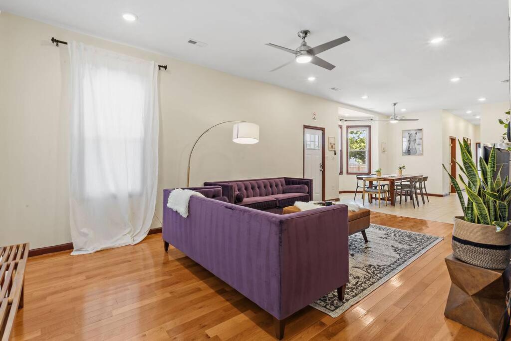 Six-Bedroom House photo 2