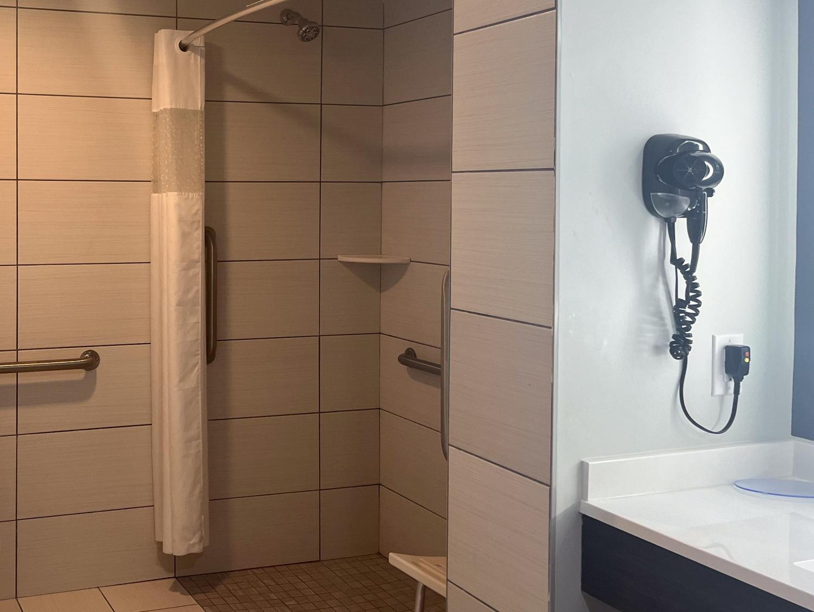 King Room - Accessible/Non-Smoking - Photo 7