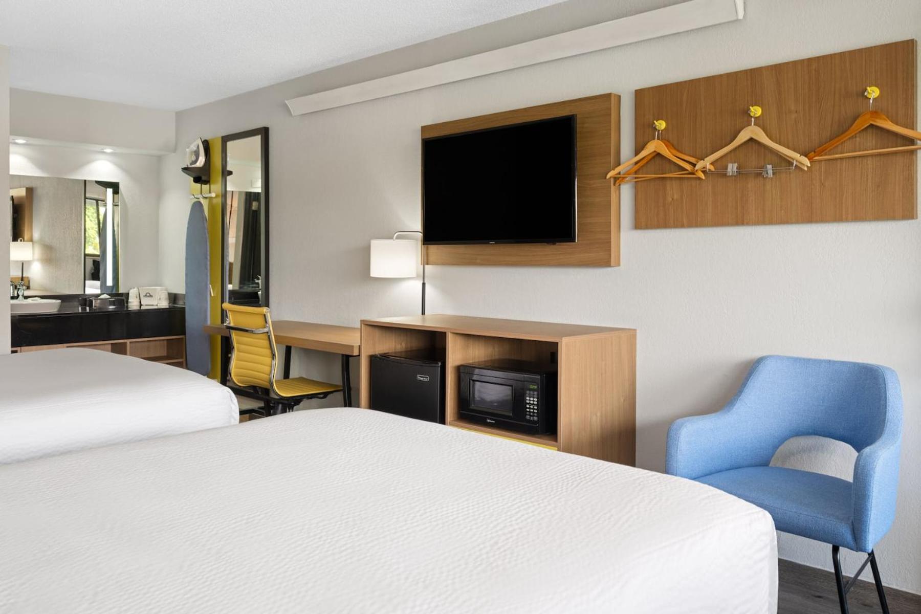 Queen Room with Two Queen Beds - Non-Smoking - Photo 6
