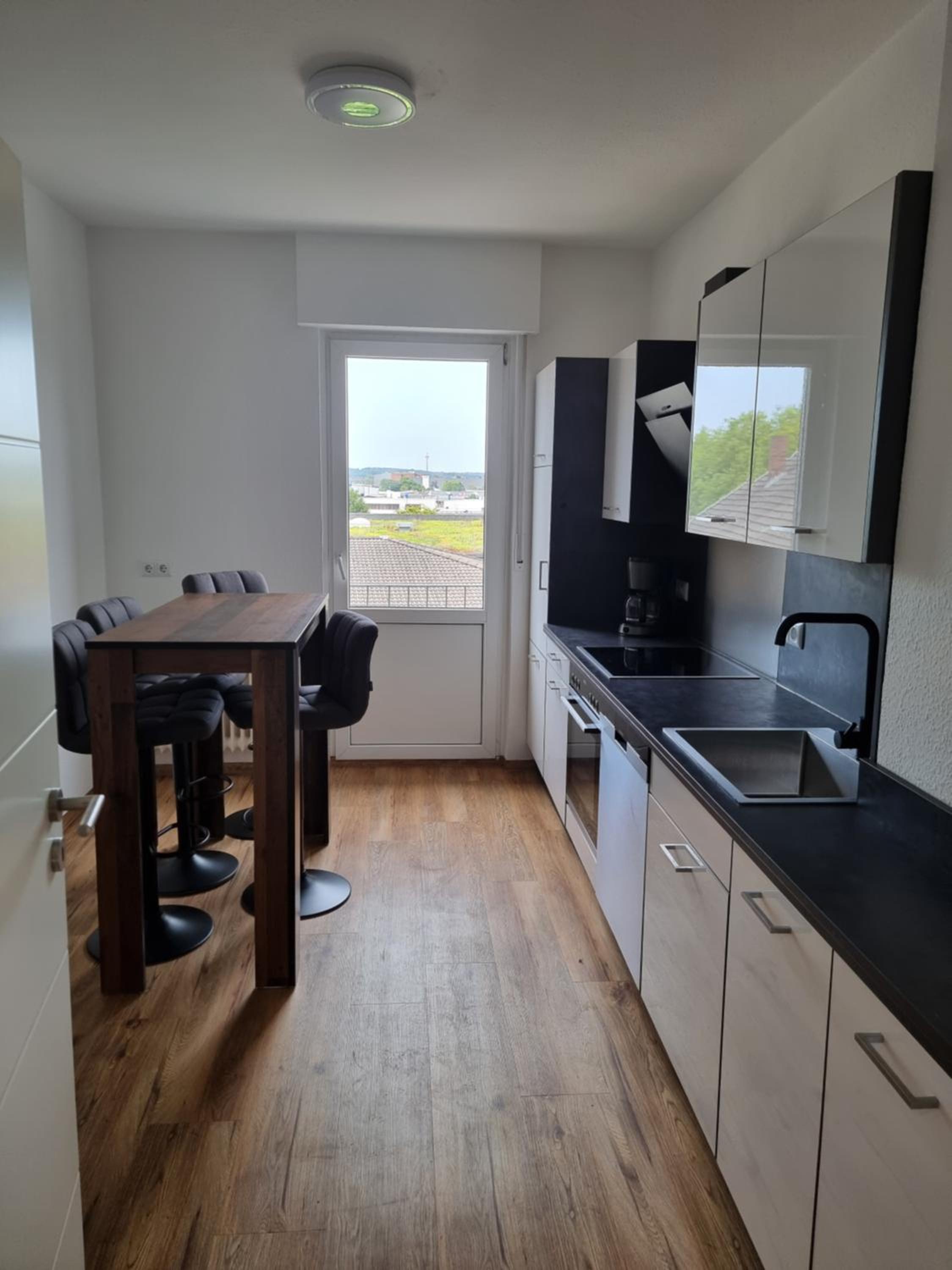Four-Bedroom Apartment with Balcony  photo 2