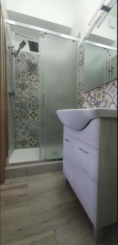 Twin Room with Private Bathroom photo 2