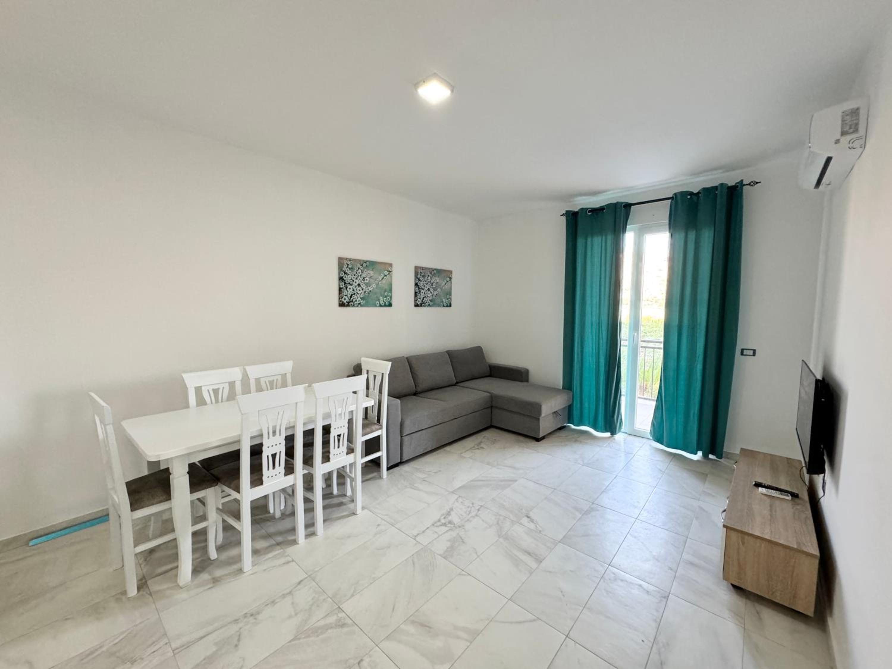 One-Bedroom Apartment With Balcony And Mountain View