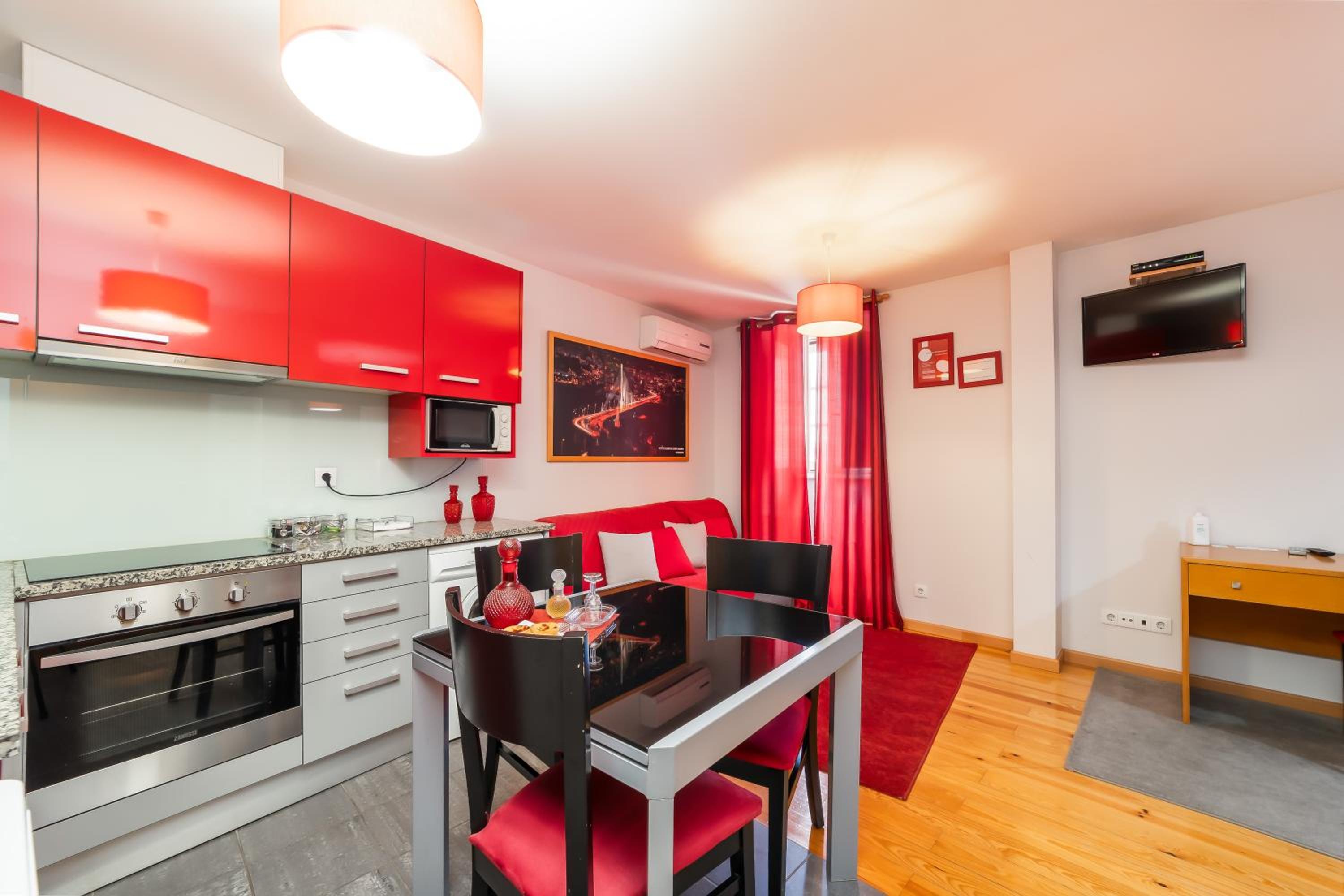 Apartment with Balcony - Photo 25