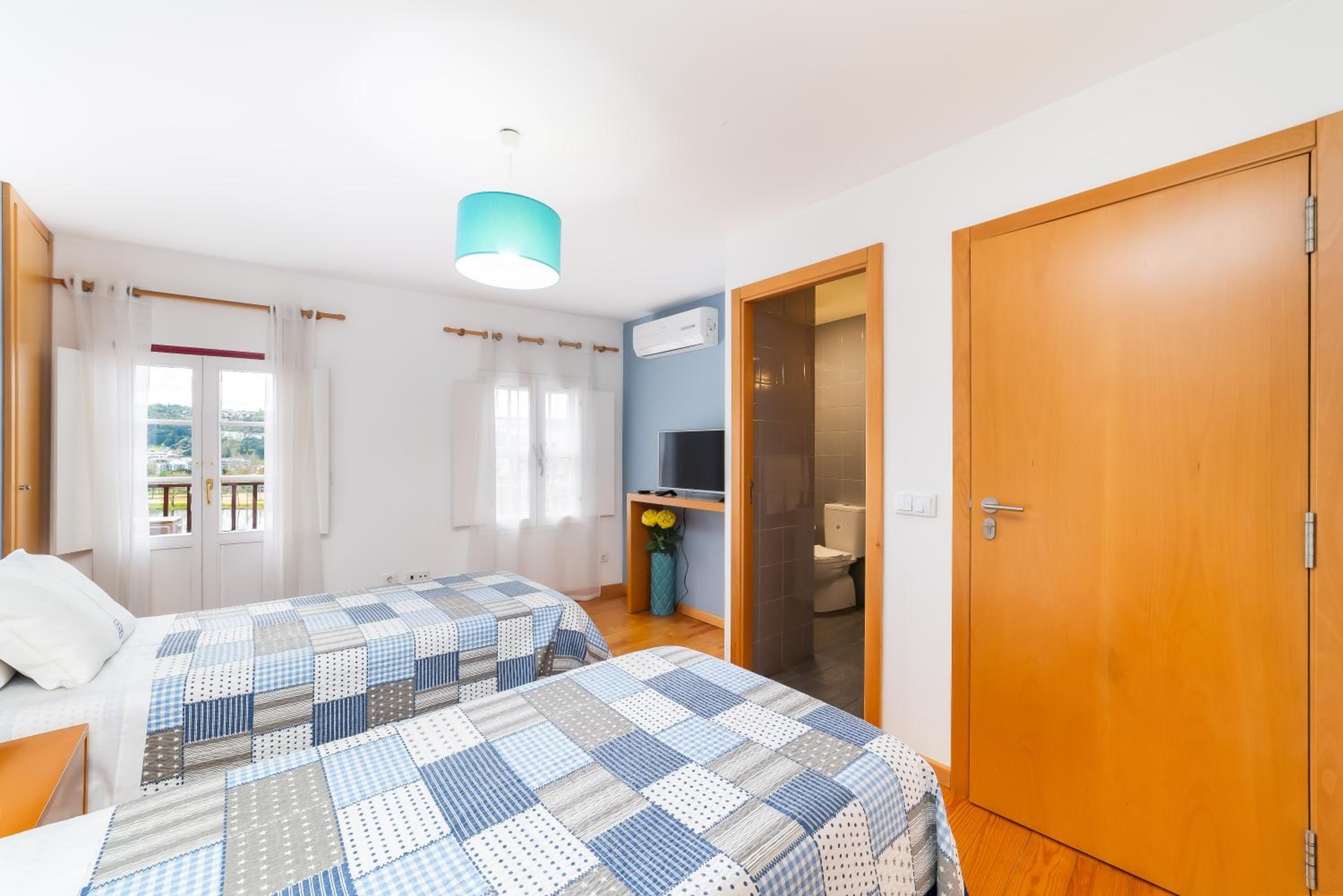 Apartment with Balcony - Photo 16