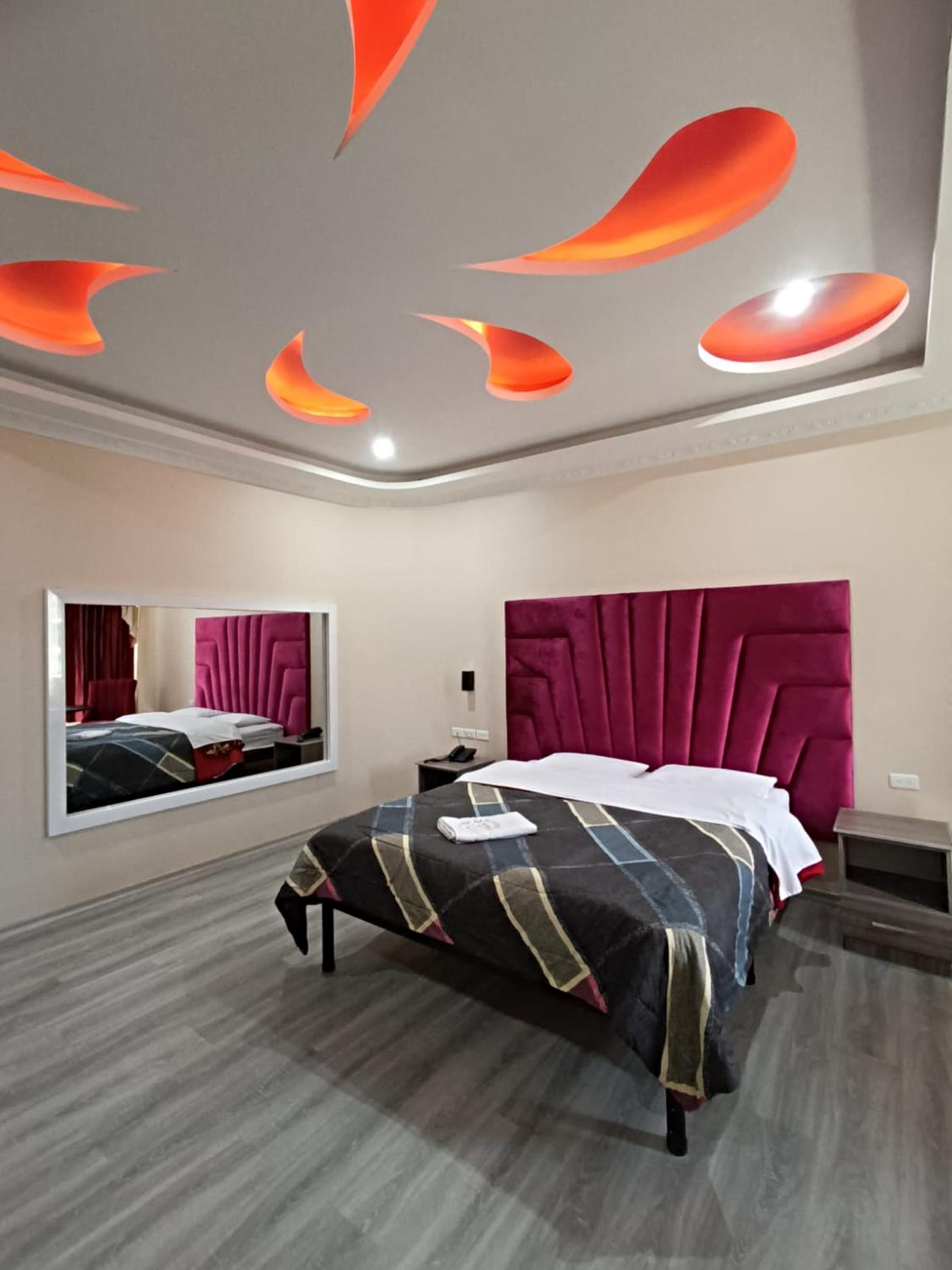 Queen Room photo 1