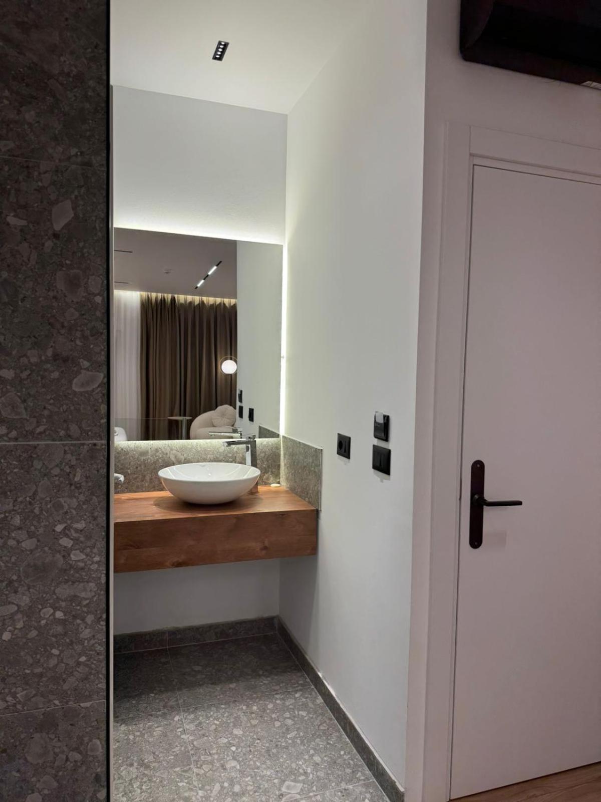 King Suite with Balcony photo 2