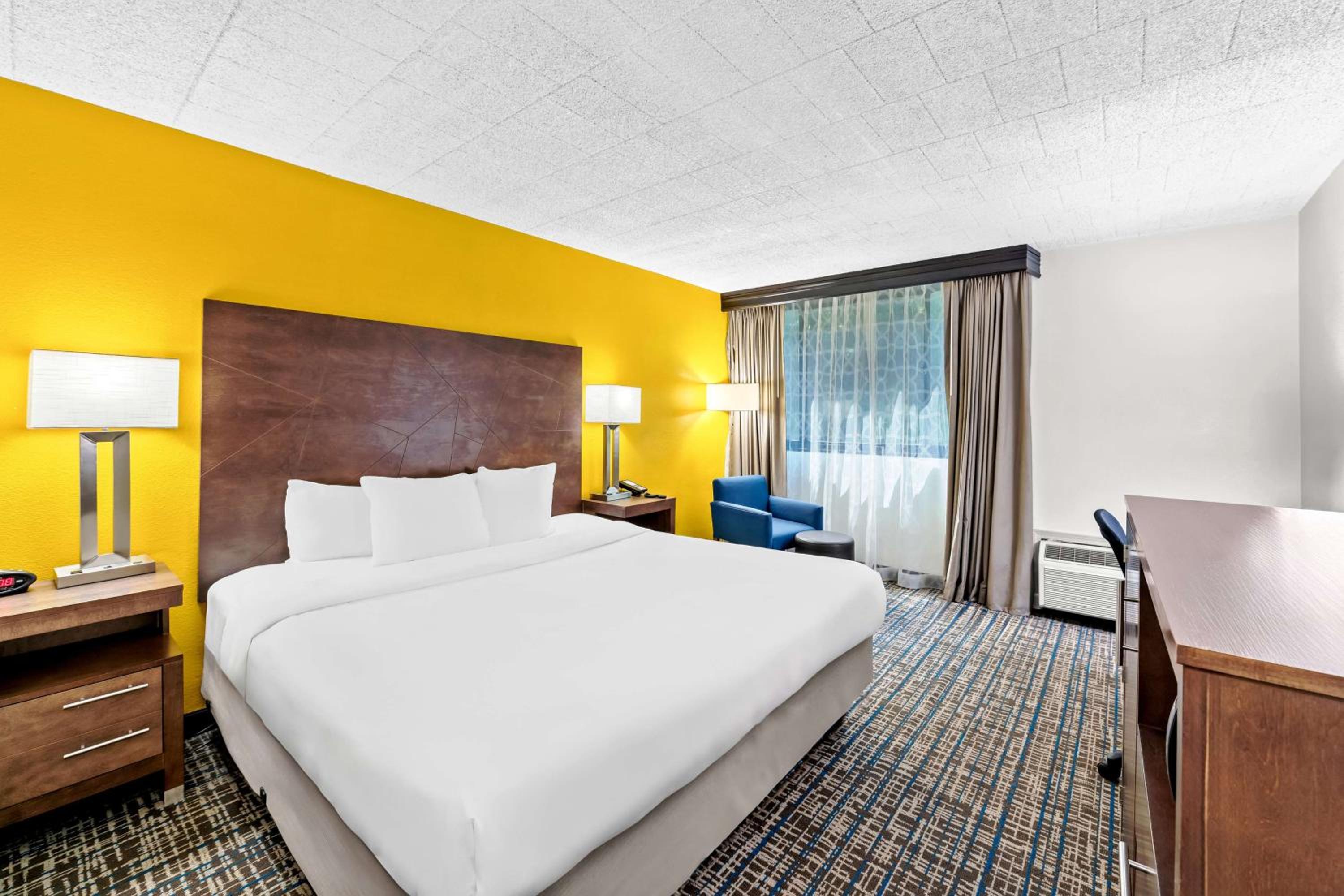 King Room with Roll-in Shower - Disability Access/Non-Smoking