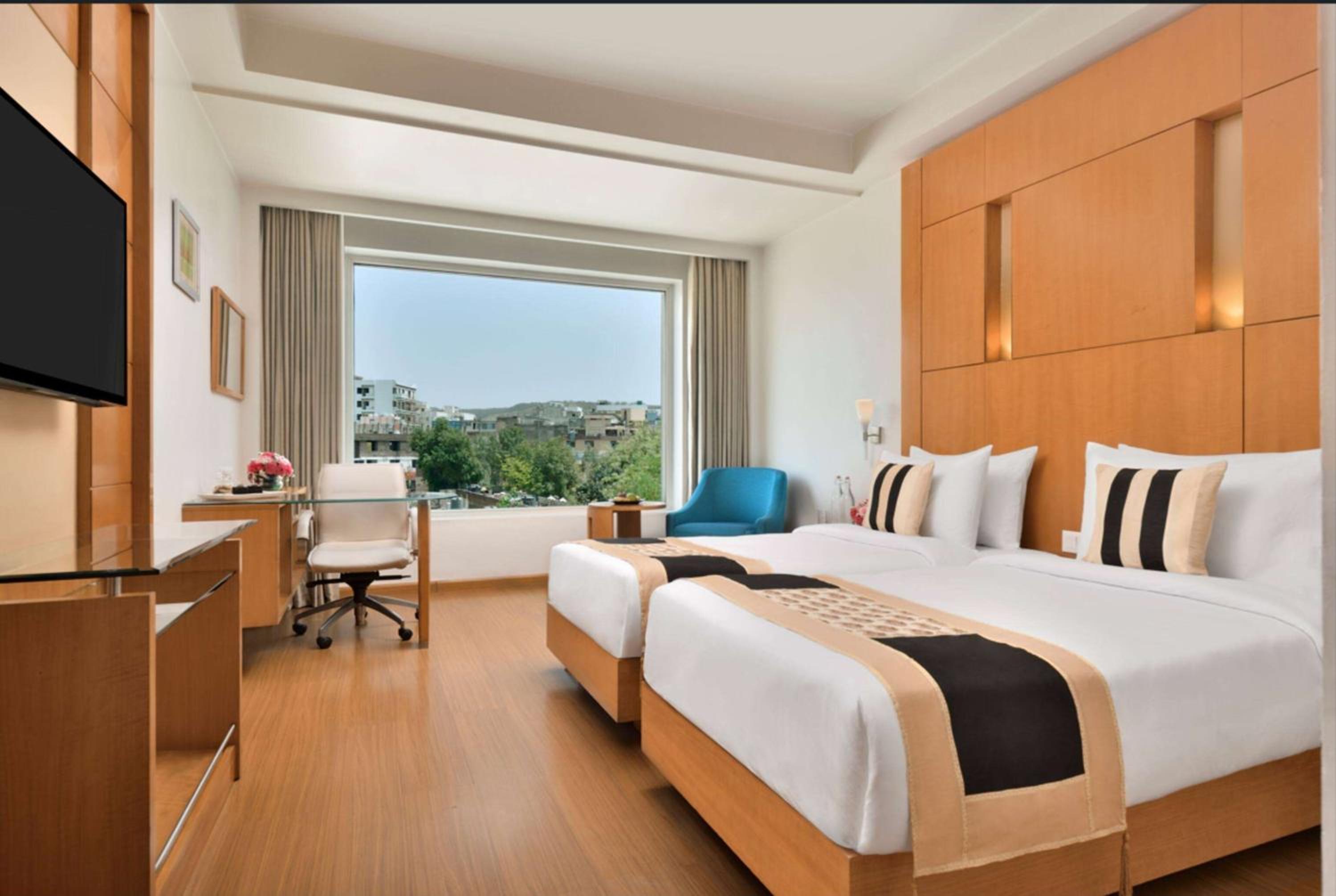 Club Twin Non-Smoking Room: Complimentary 4 pcs laundry/night (T&C apply), complimentary minibar/ night, Buy One Get One at Fire Ball Bar(11AM - 8PM) on House Brand, 20% off on F&Soft Beverages and Spa, Early Checkin by 2 hrs (Subject to AV) - Photo 1