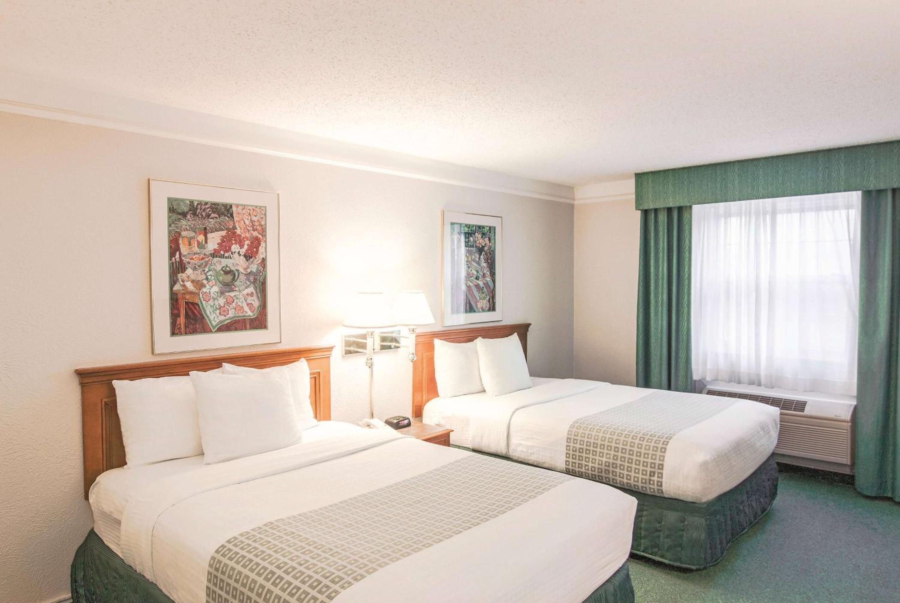 Queen Room with Two Queen Beds and Bathtub with Grab Bars - Mobility Access/Non-Smoking - Photo 1