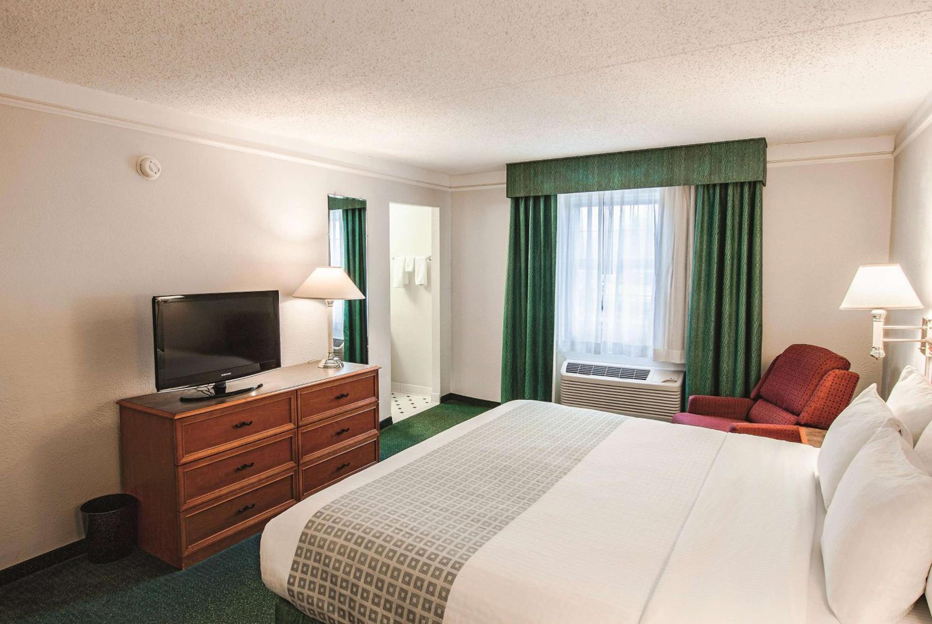 1 King Bed, Mobility Accessible Room, Bathtub w/Grab Bars, Non-Smoking - Photo 1