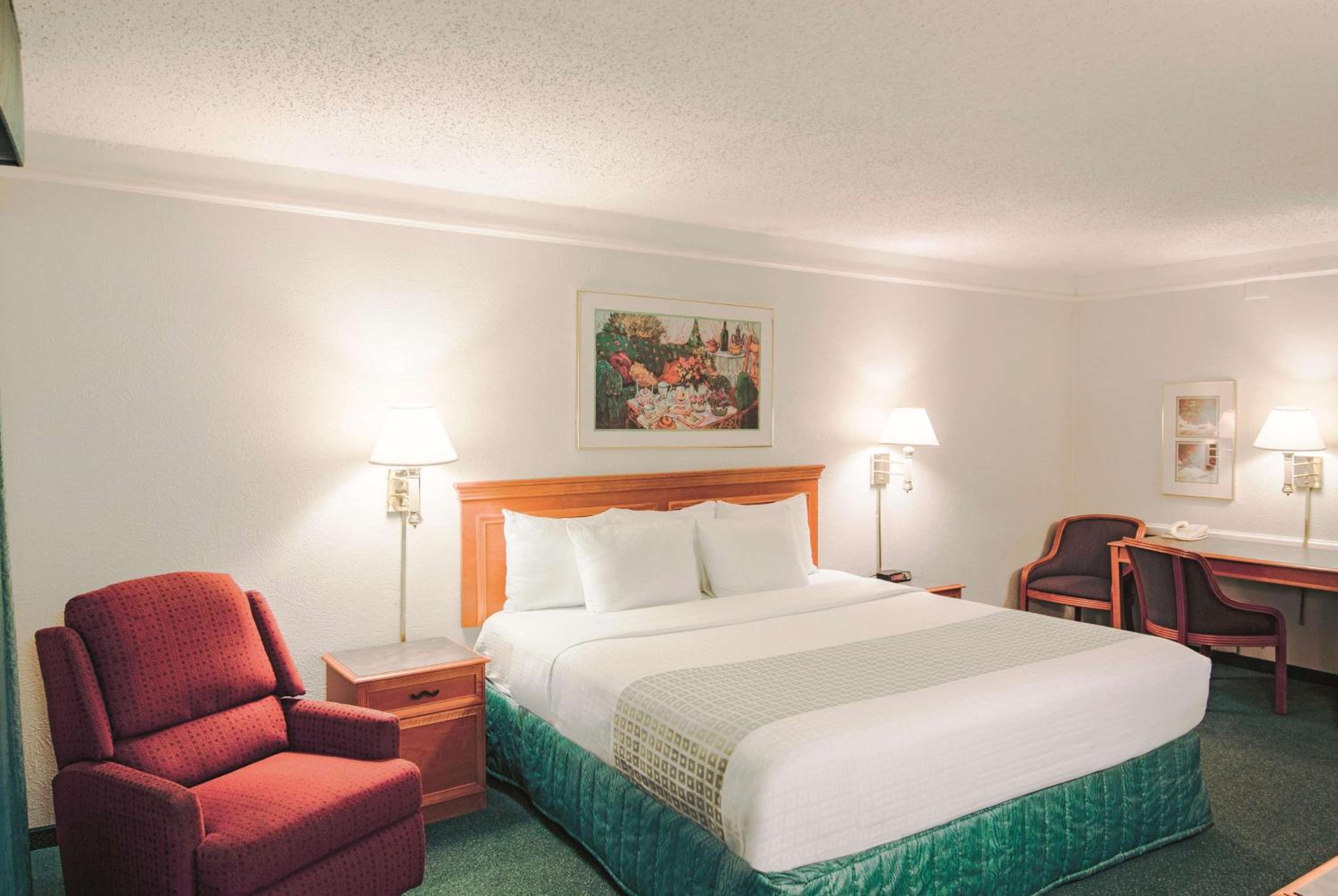 King Room - Non-Smoking - Photo 1