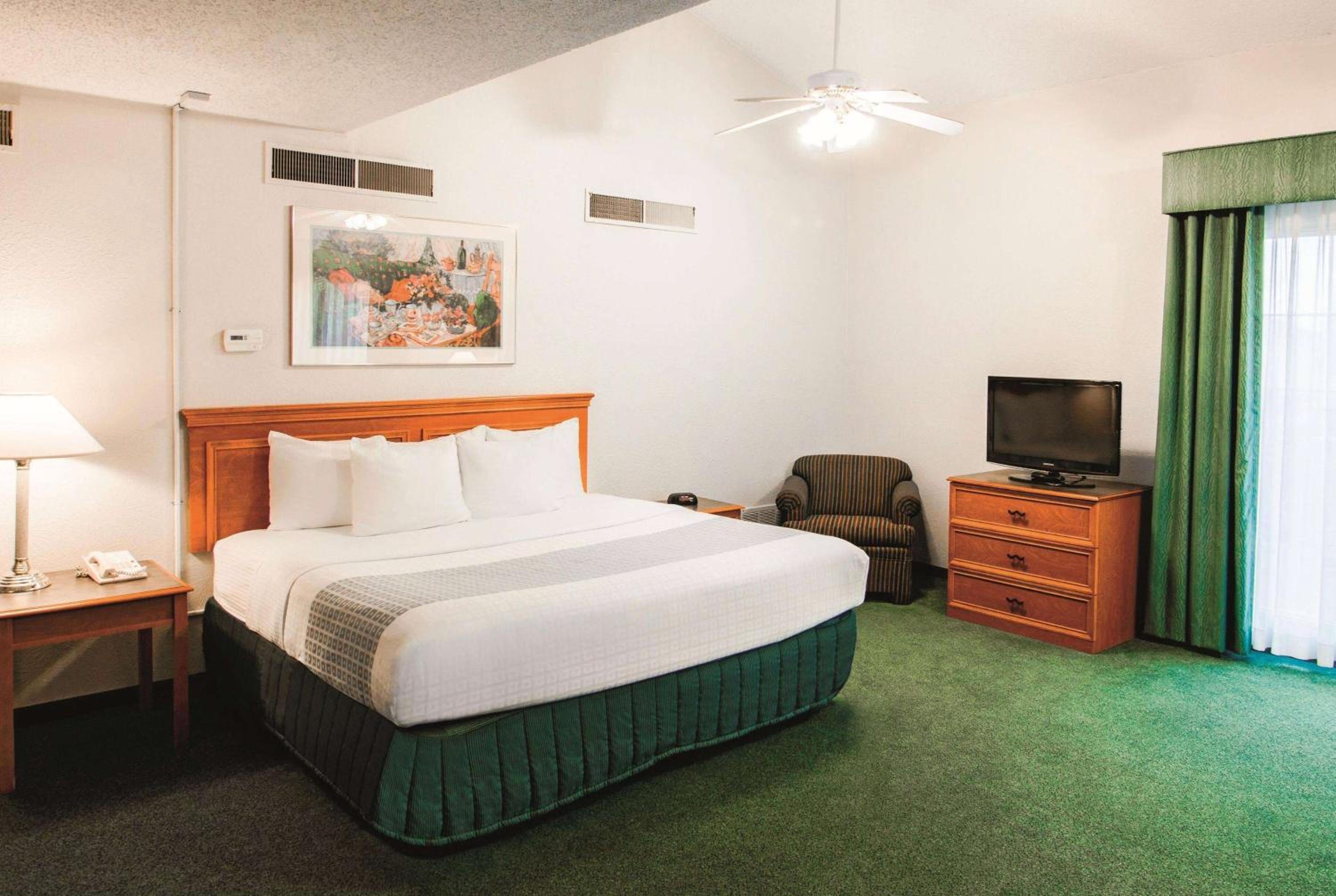 1 King Bed, Efficiency Suite, Non-Smoking - Photo 1